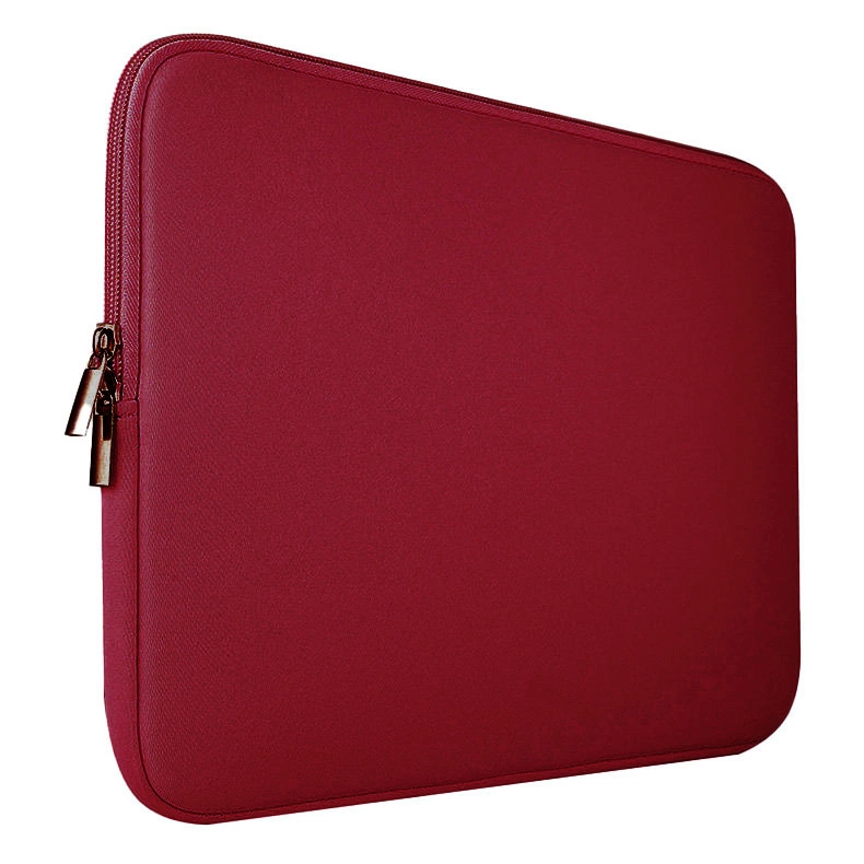 Una custodia per laptop rosso scuro chiusa con cerniere dorate su sfondo bianco.