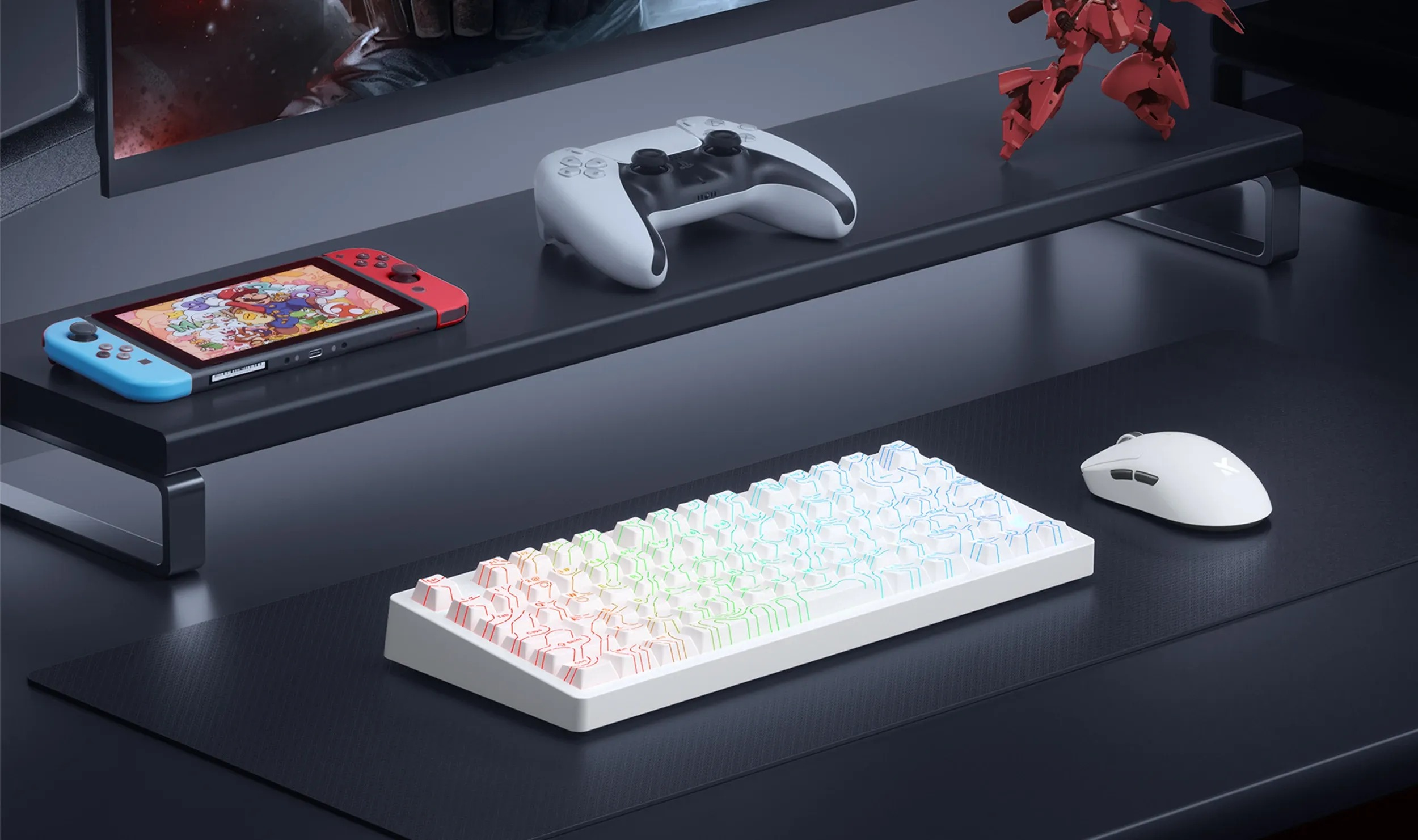 Konfiguracja do gier zawiera białą klawiaturę, mysz, kontroler, Nintendo Switch i czerwoną figurkę na półce.