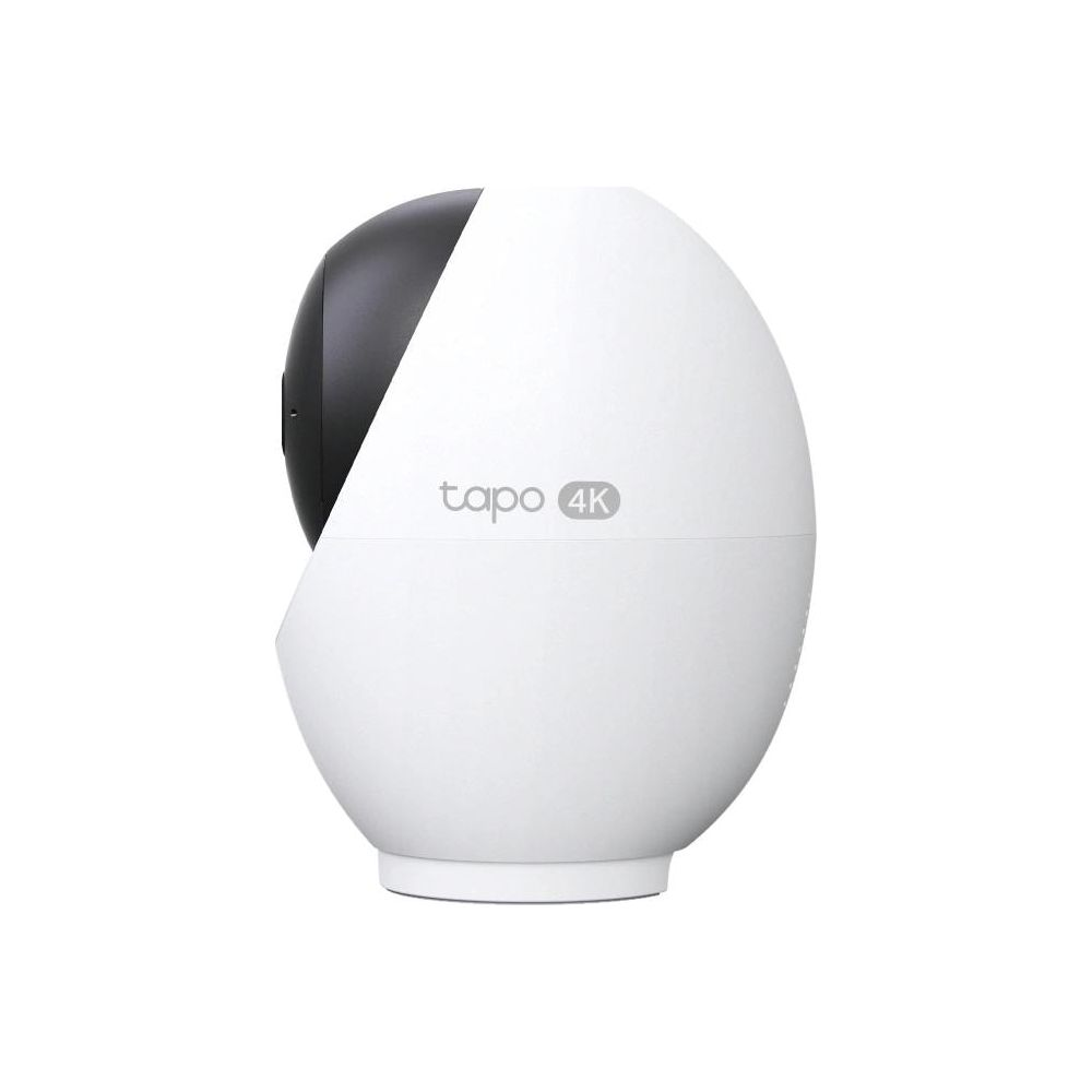 Una telecamera di sicurezza Tapo 4K bianca e nera su sfondo bianco.