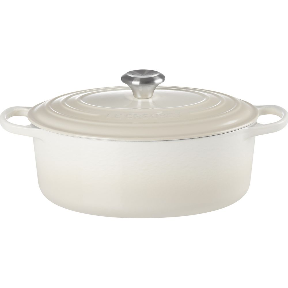 Cocotte Le Creuset blanc crème avec un bouton argenté sur fond blanc.