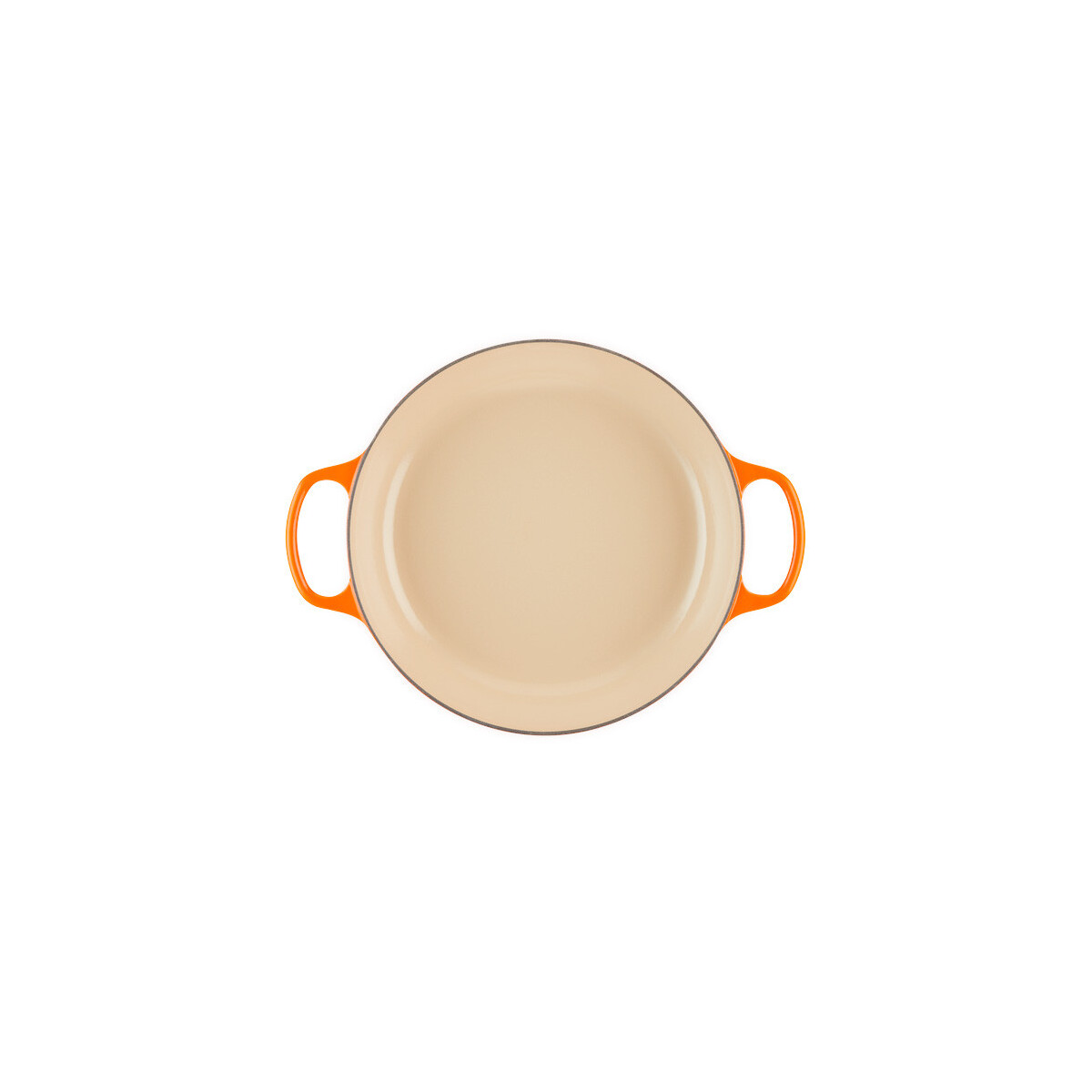 Une poêle en fonte orange avec un intérieur beige et deux poignées latérales sur fond blanc.