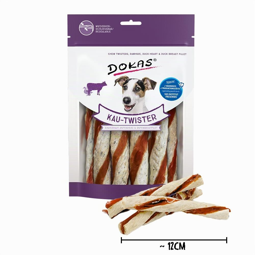 Paket mit Kau-Twistern für Hunde, daneben liegen vier Kaustangen mit einer Länge von etwa 12 cm.