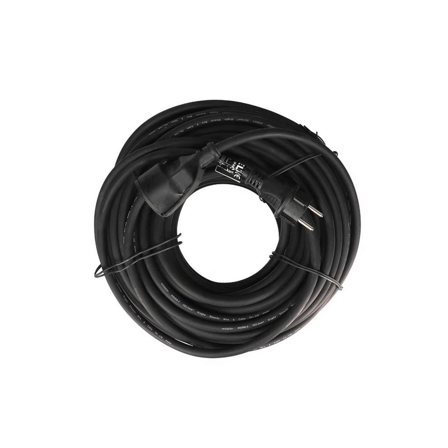Aufgerollte schwarze Verlängerungskabeltrommel mit Stecker und Steckdose auf weißem Hintergrund.