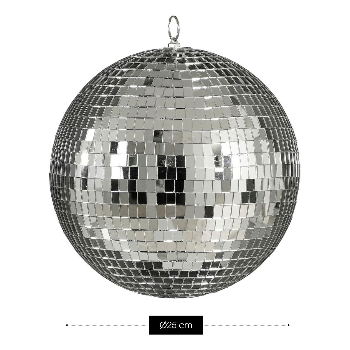 Une boule à facettes argentée et brillante d'un diamètre de 25 centimètres est suspendue à un anneau.