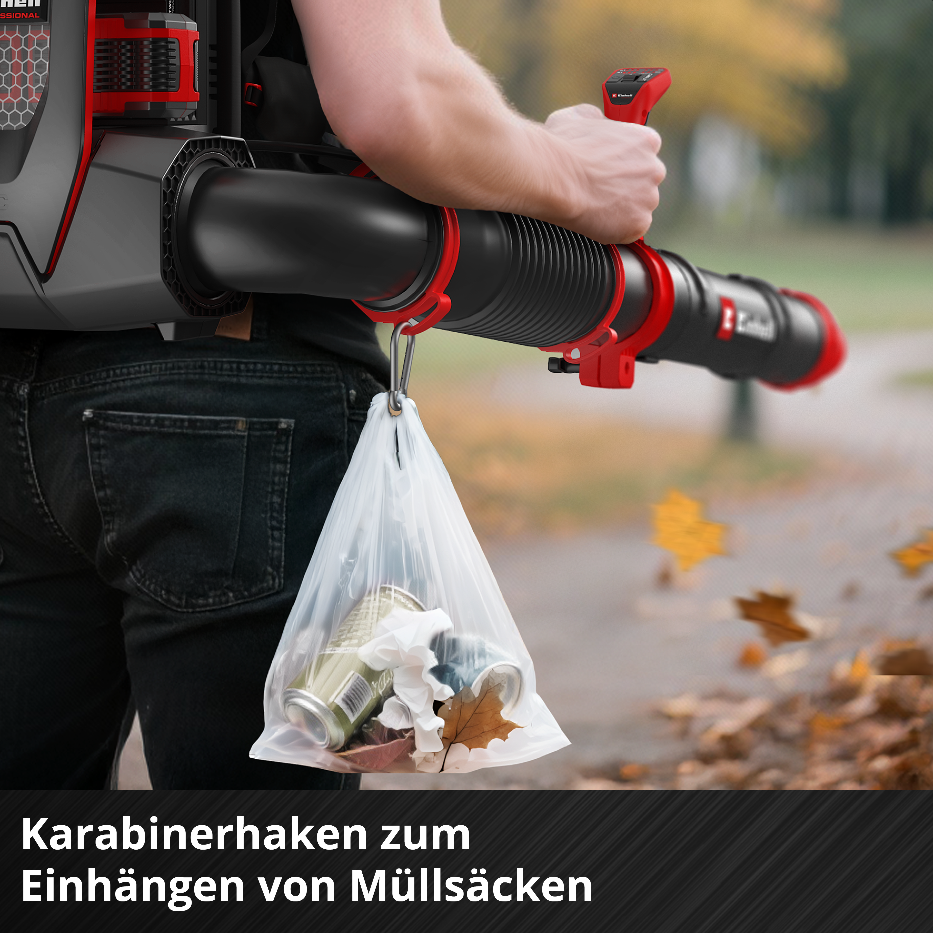 Person hält Laubsauger mit Karabinerhaken für einen Müllsack, herbstlicher Hintergrund.