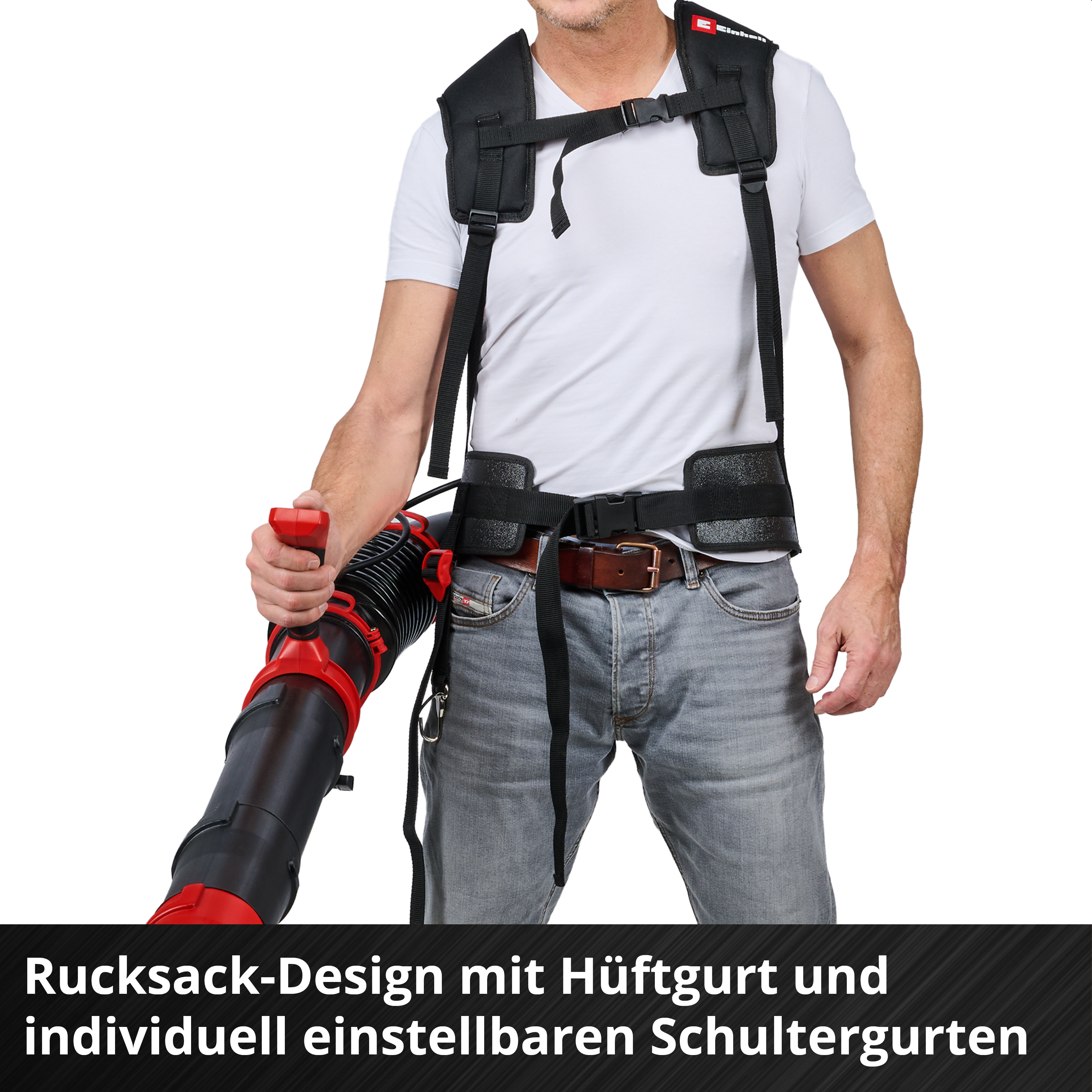 Ein Mann trägt einen schwarzen Gurt und ein weißes T-Shirt und hält einen Laubbläser.