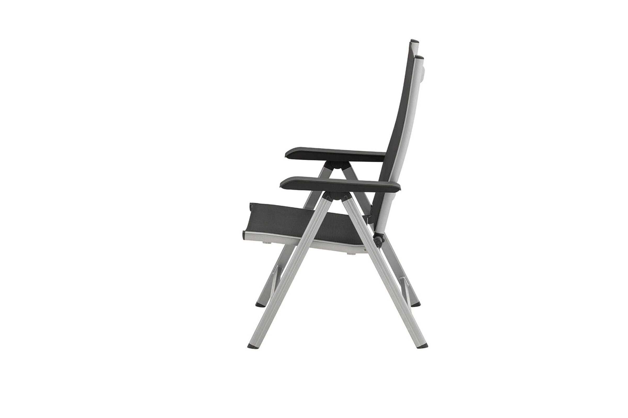 Seitenansicht eines Klapp-Campingstuhls mit silbernem Metallrahmen, schwarzem Sitz und Armlehnen vor weißem Hintergrund.