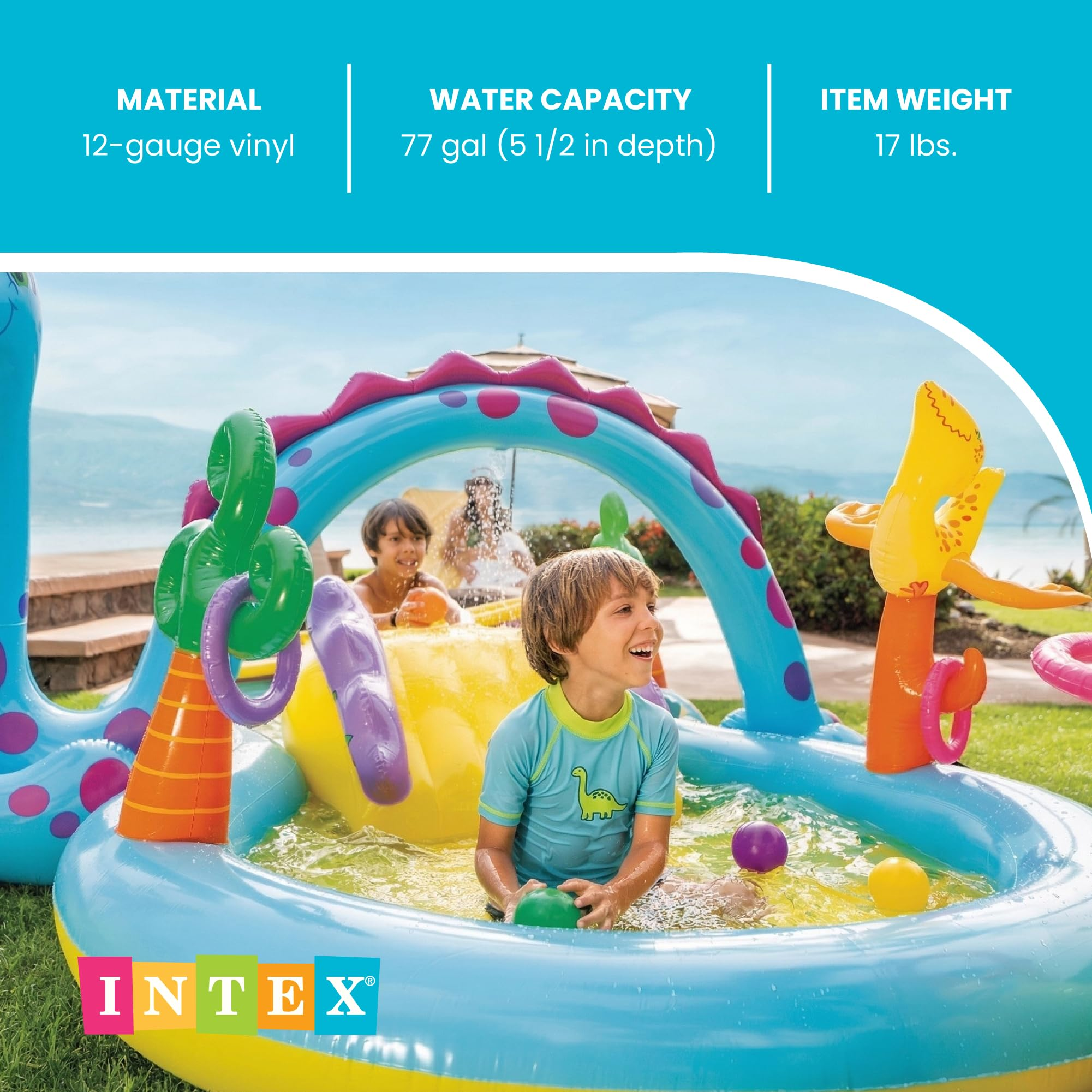 Kinder spielen in einem bunten Intex Dinosaurier-Planschbecken mit Rutsche.