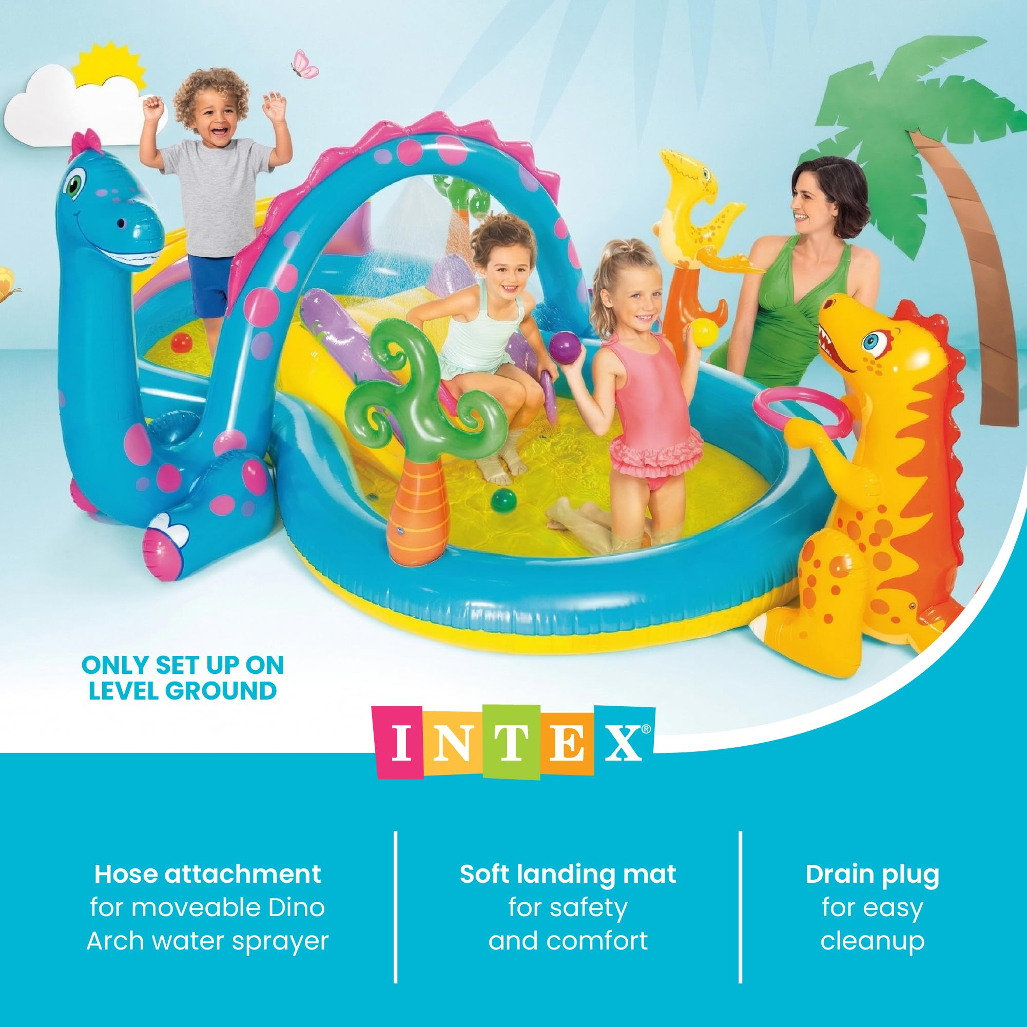 Kinder spielen in einem bunten Intex-Dinosaurier-Planschbecken mit Rutsche und Wassersprühern.