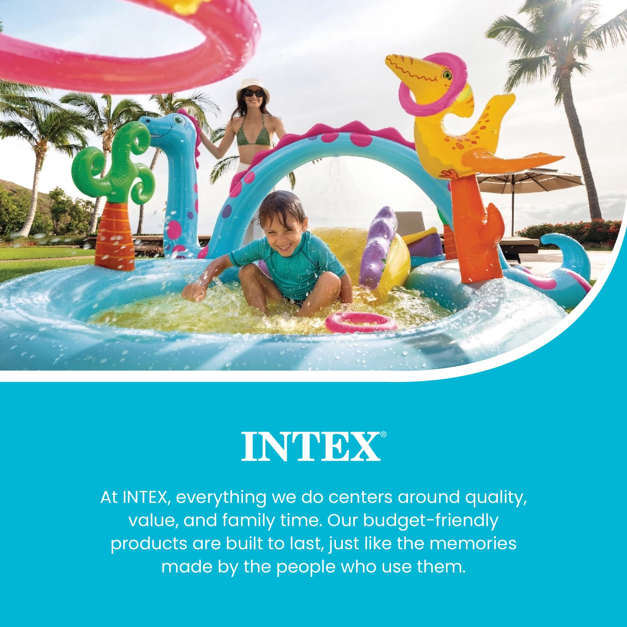 Ein glücklicher Junge spielt in einem Intex-Dinosaurier-Planschbecken, während eine Frau im Hintergrund lächelt.