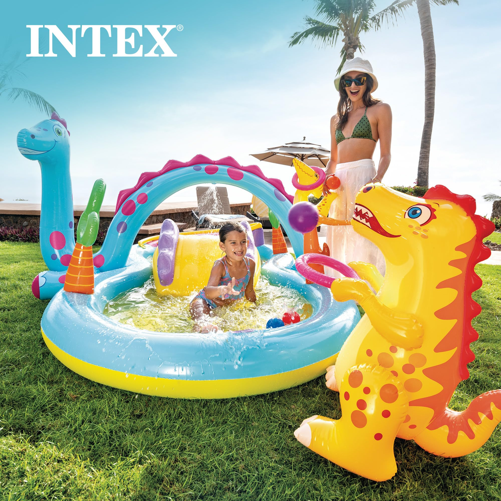 Ein Kind spielt in einem bunten Intex Dinosaurier-Planschbecken, während eine Frau zuschaut.