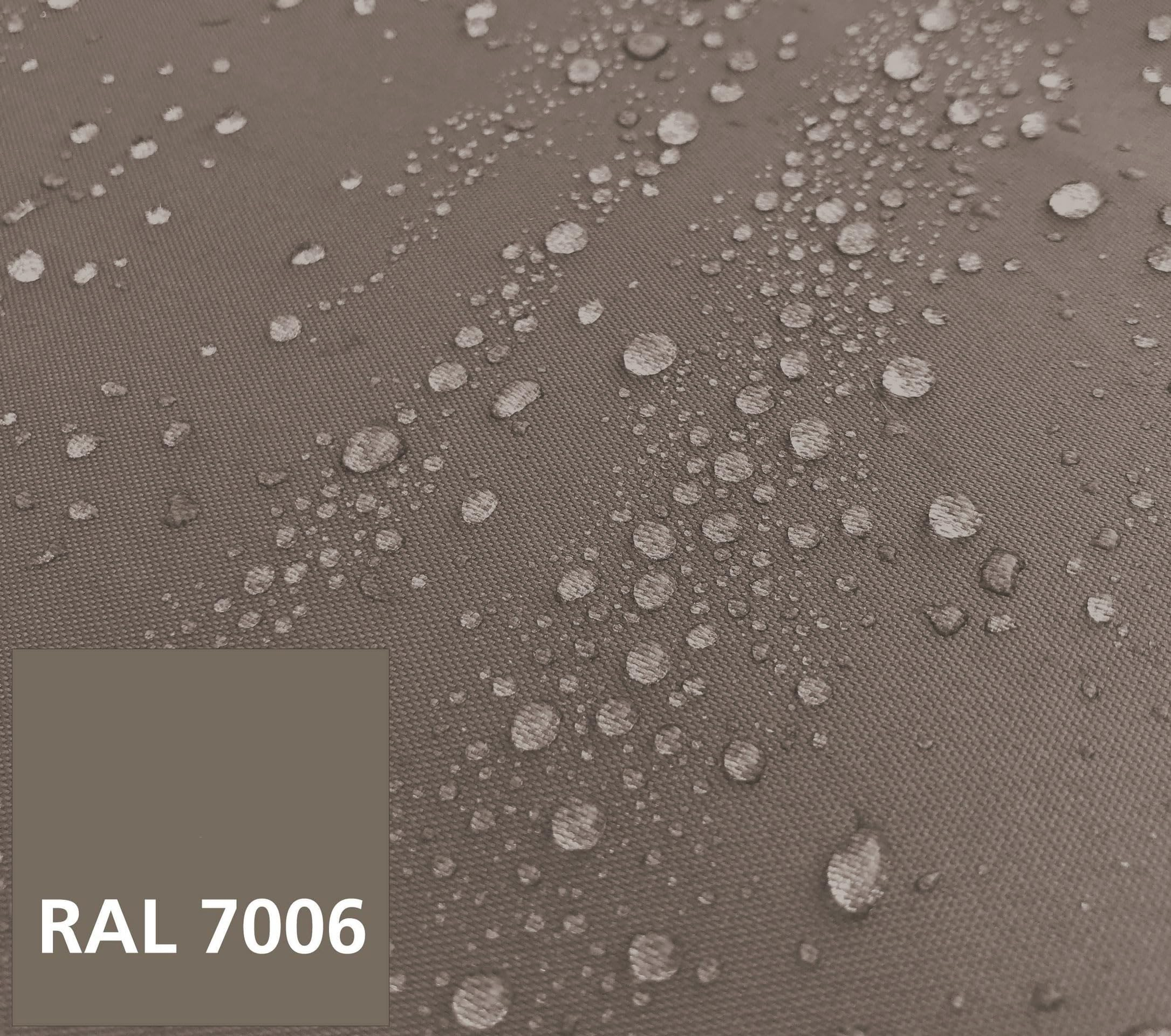 Wassertropfen auf braunem Stoff mit einer RAL 7006 Farbprobe in der Ecke.