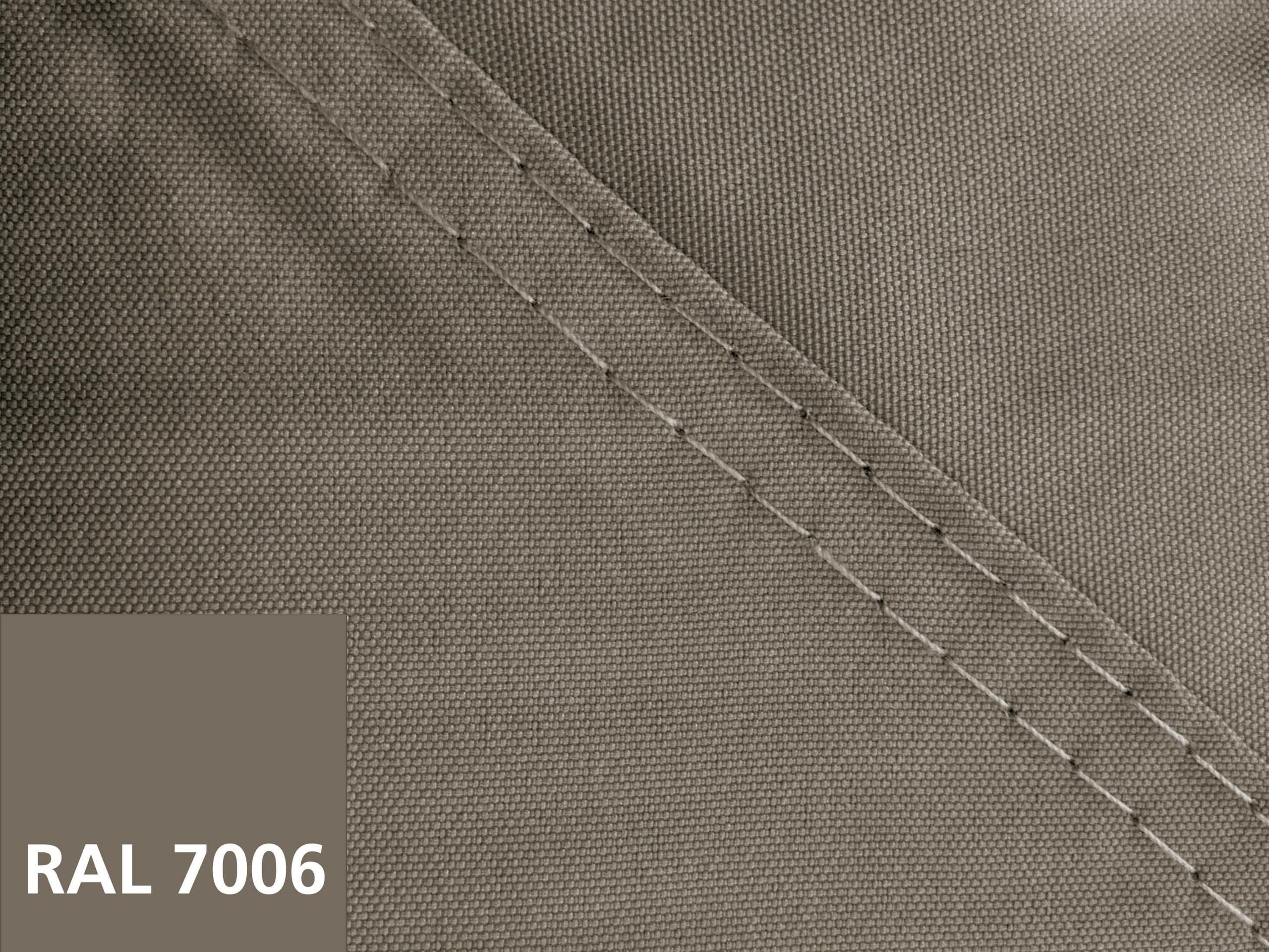 Nahaufnahme von beigefarbenem Stoff mit doppelter Naht und einem RAL 7006 Farbfeld.