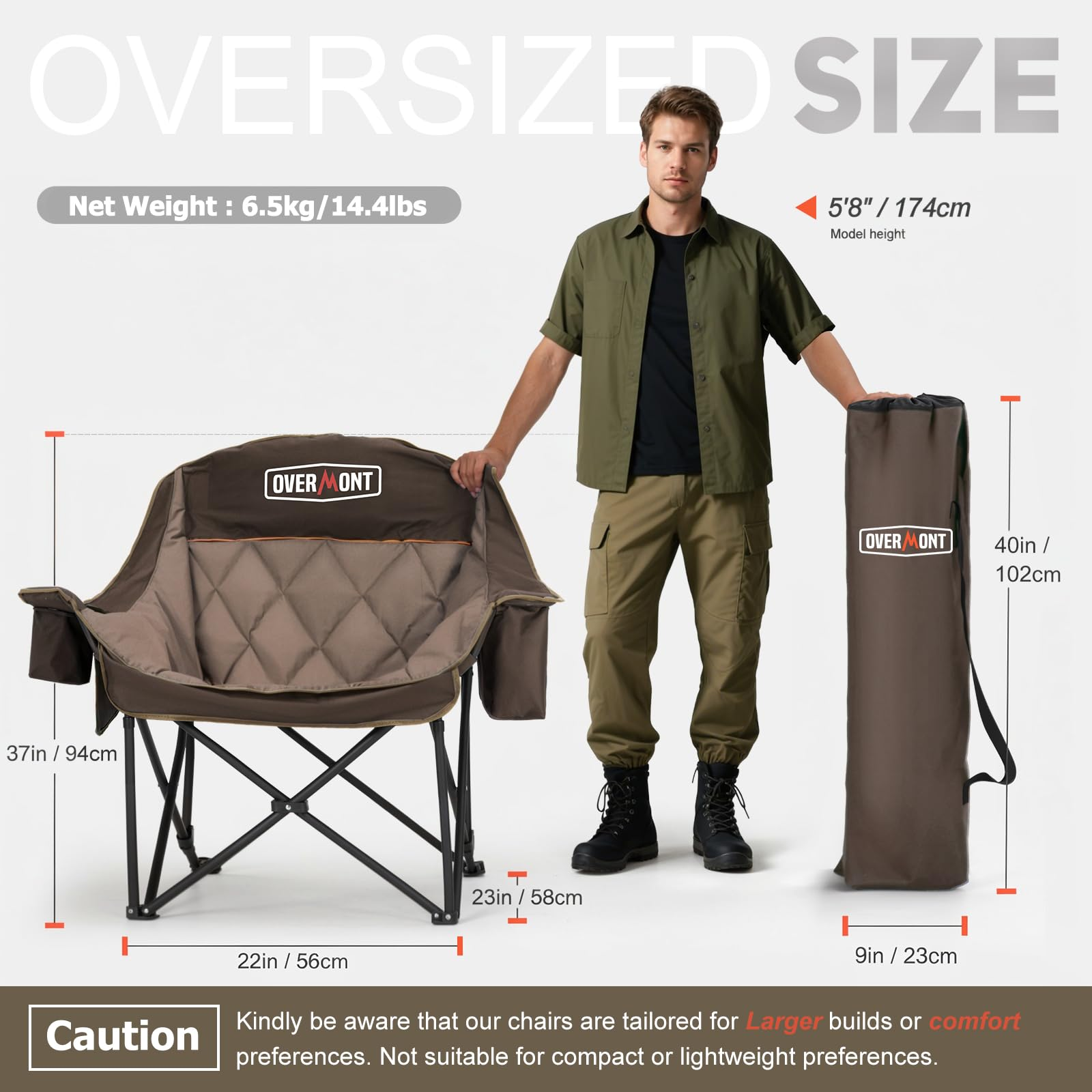 Uomo accanto a una sedia da campeggio Overmont oversize e borsa con dimensioni.