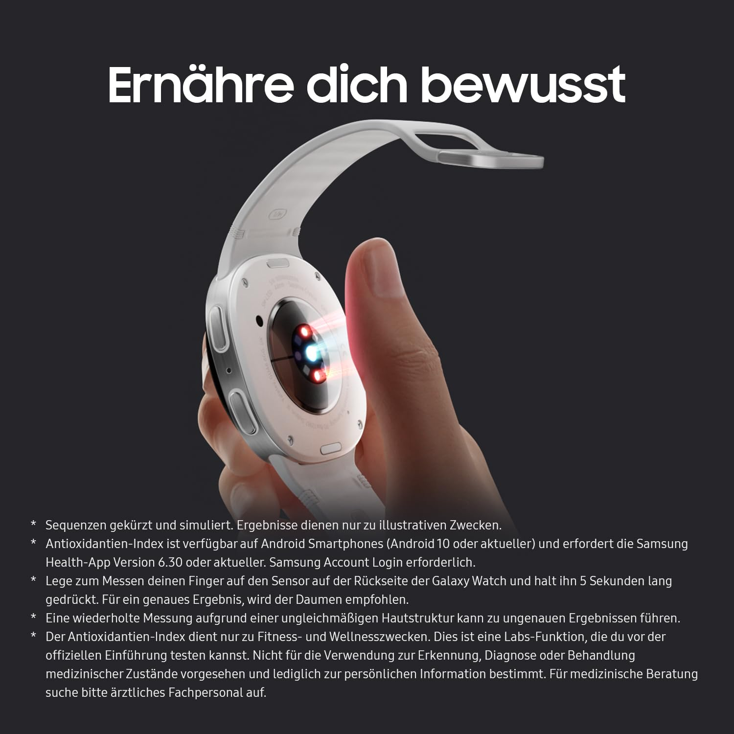 Une main tient une montre connectée avec un capteur lumineux à l'arrière.
