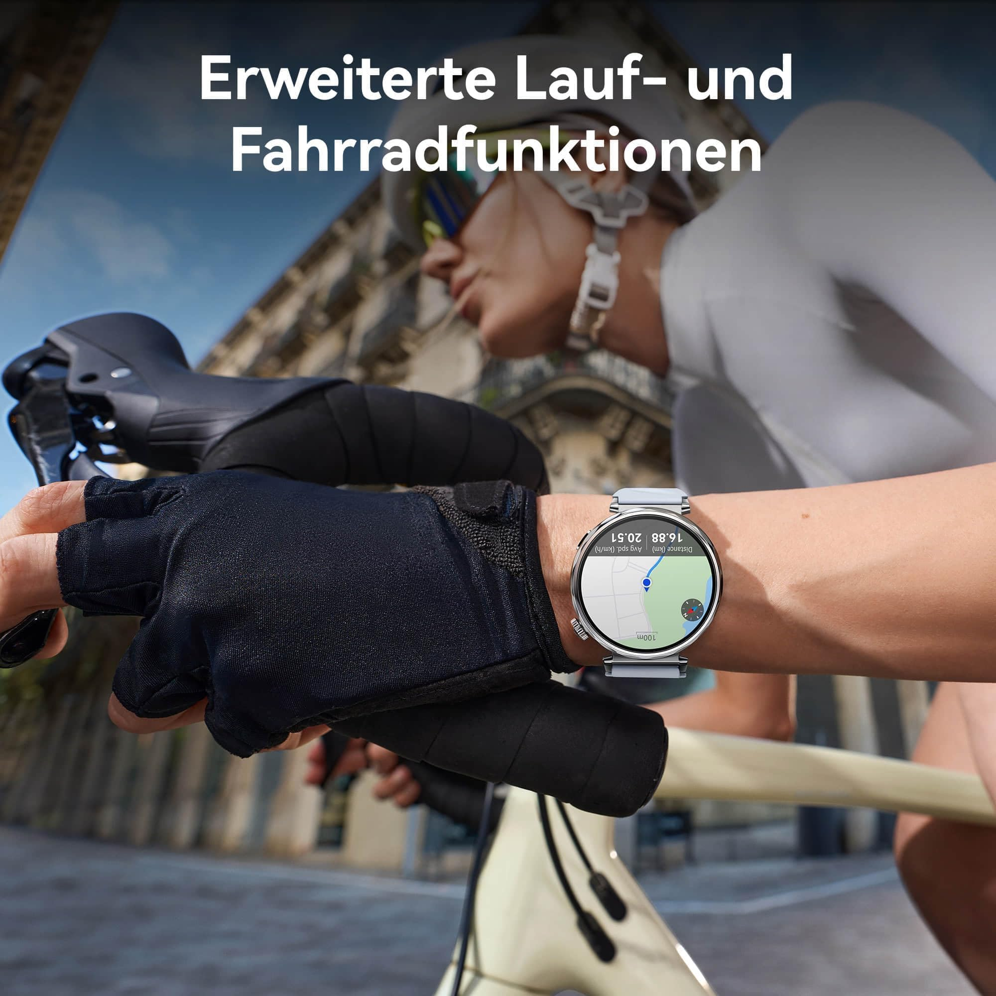 Ciclista con casco, guanti e smartwatch al polso su sfondo sfocato.