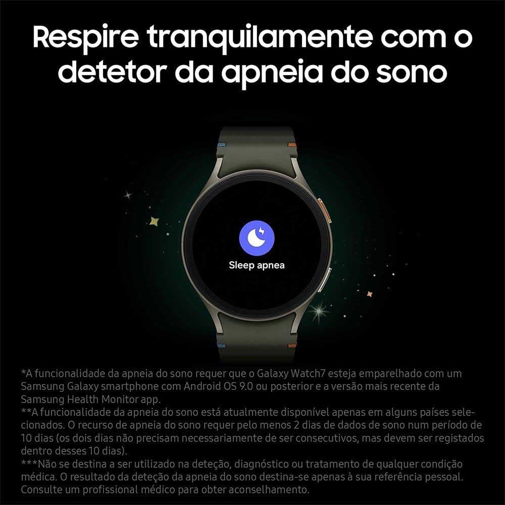 Uno smartwatch mostra il rilevamento dell'apnea notturna, con testo in portoghese sopra e note legali sotto.