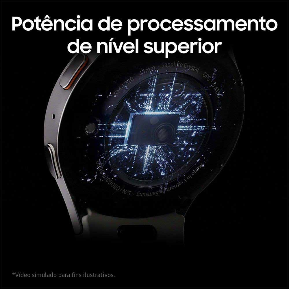 Uno smartwatch mostra sullo schermo un chip di elaborazione blu con circuiti elettronici.