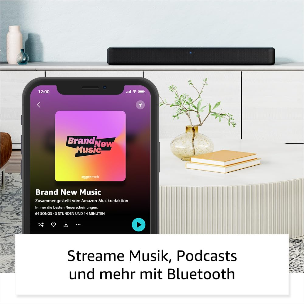 Smartphone mit Musik-App im Vordergrund, dahinter eine Soundbar auf einem Schrank in einem hellen Wohnzimmer.
