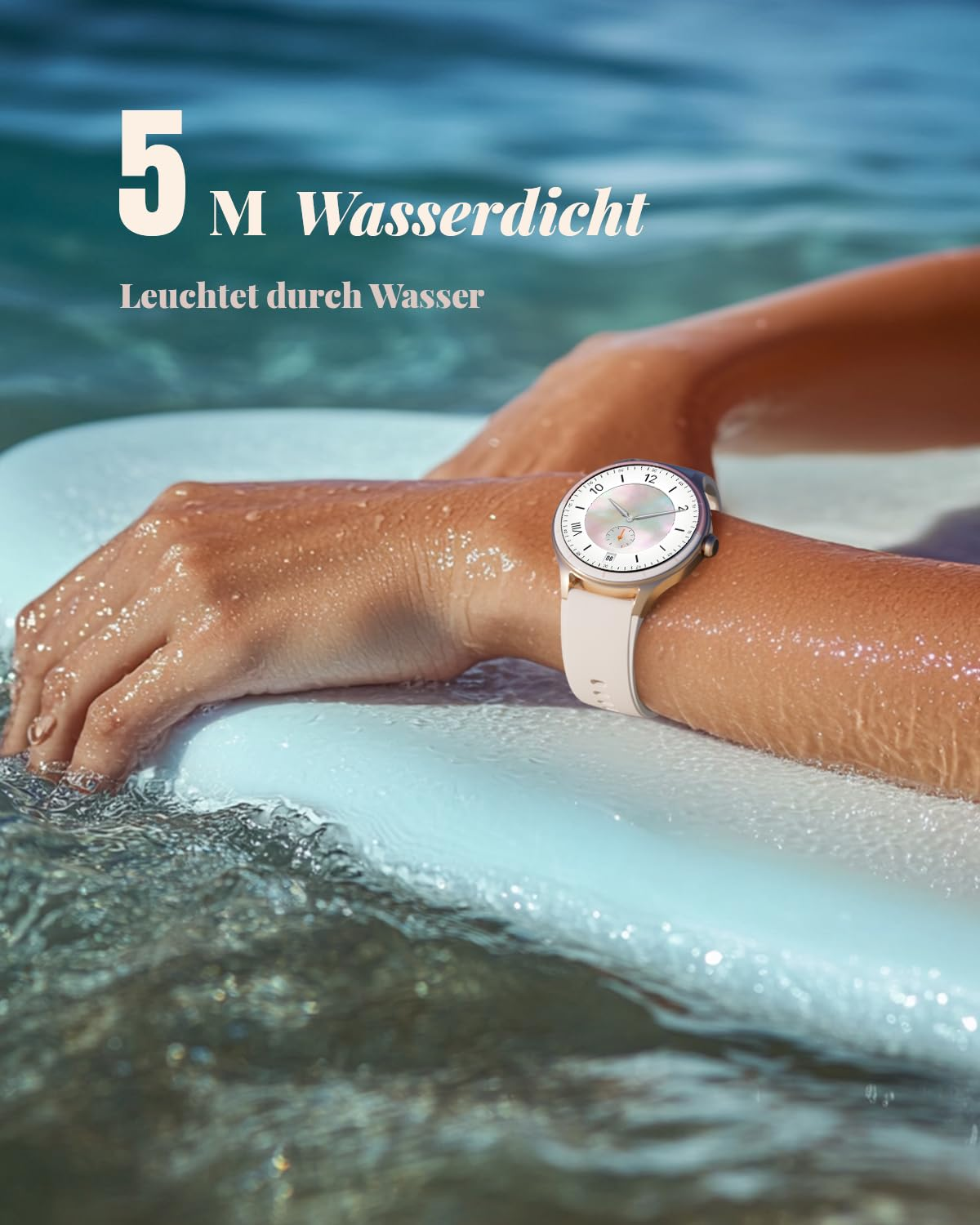 Une montre-bracelet à bracelet blanc repose sur une planche de surf dans l'eau peu profonde, avec du texte en arrière-plan.