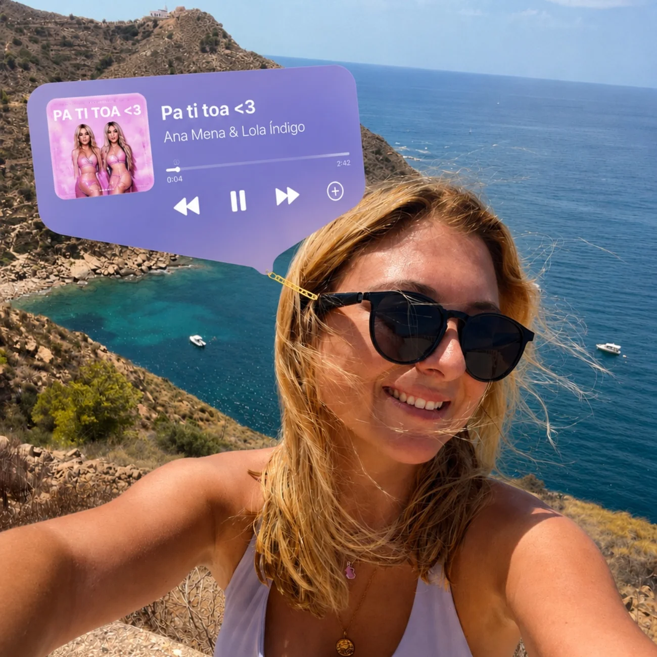 Una mujer se hace un selfie con fondo costero y un reproductor de música flotante.