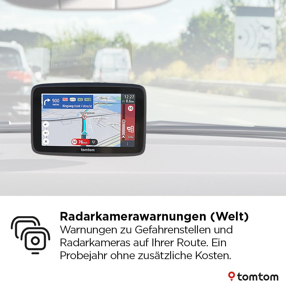Un navigatore TomTom sul cruscotto mostra una mappa e avvisi di velocità.