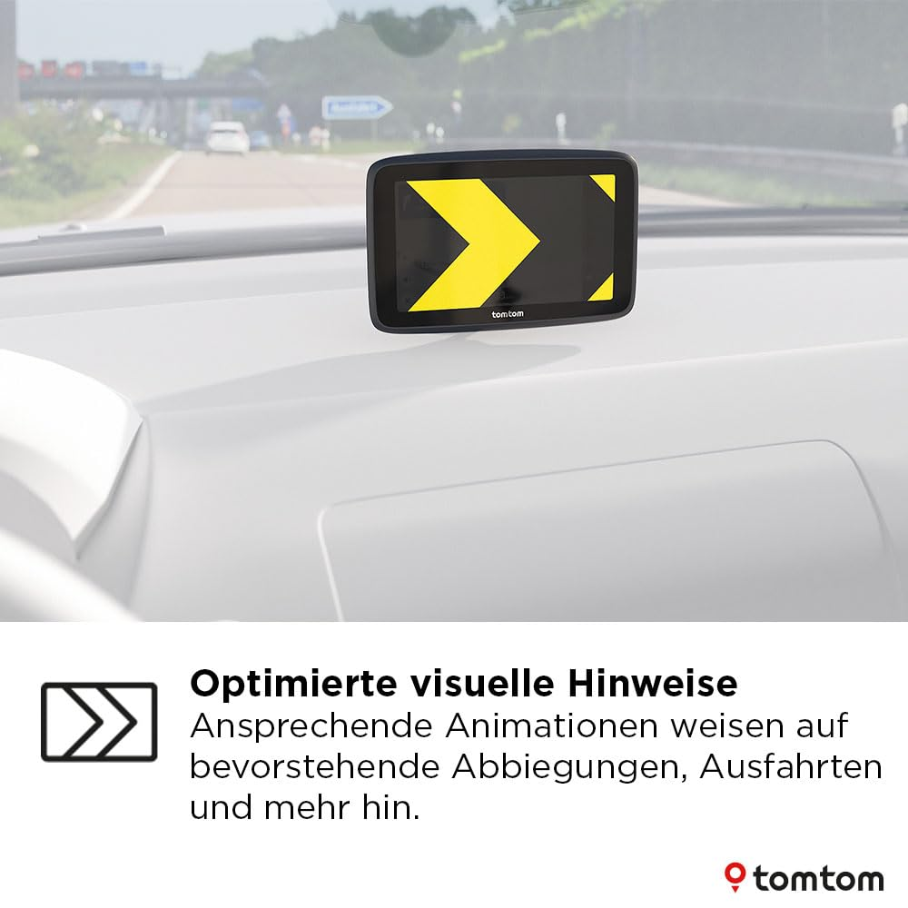 Un navigatore TomTom sul cruscotto mostra una freccia gialla per una curva, con un'autostrada sullo sfondo.