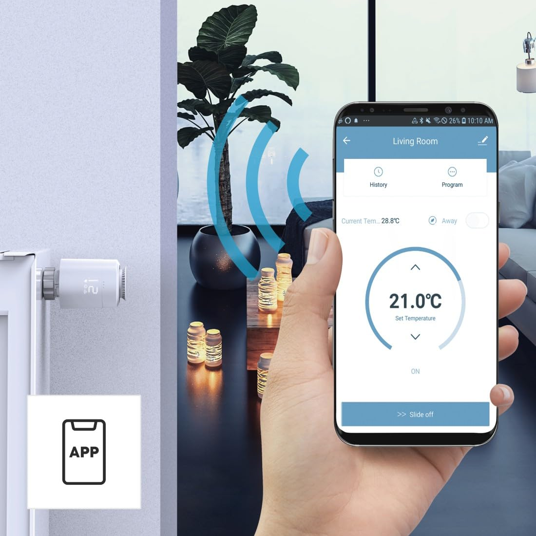 Hand hält Smartphone mit App zur Steuerung des Heizkörperthermostats in modernem Wohnzimmer.