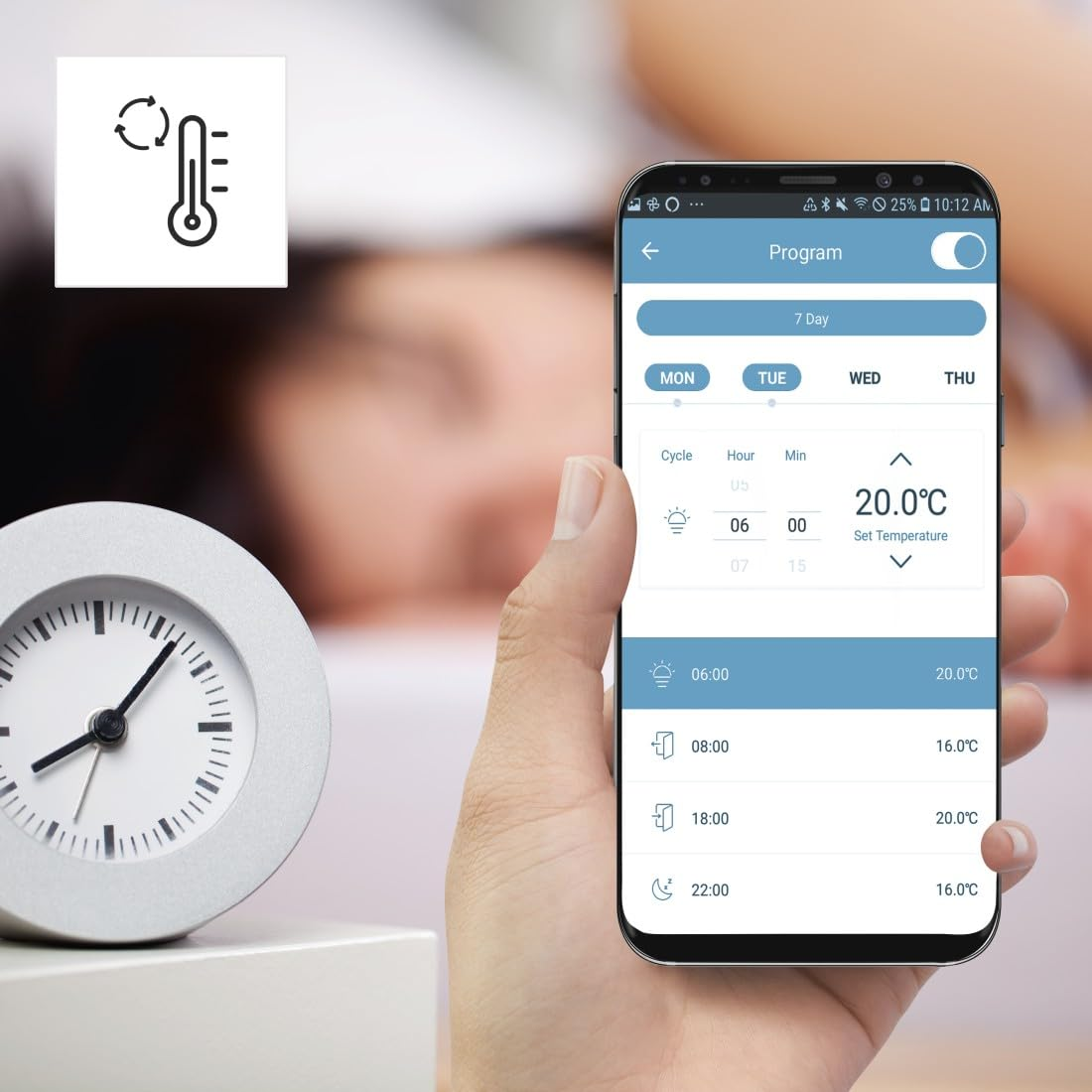 Hand hält Smartphone mit Thermostat-App, daneben Uhr und Thermostat-Symbol.
