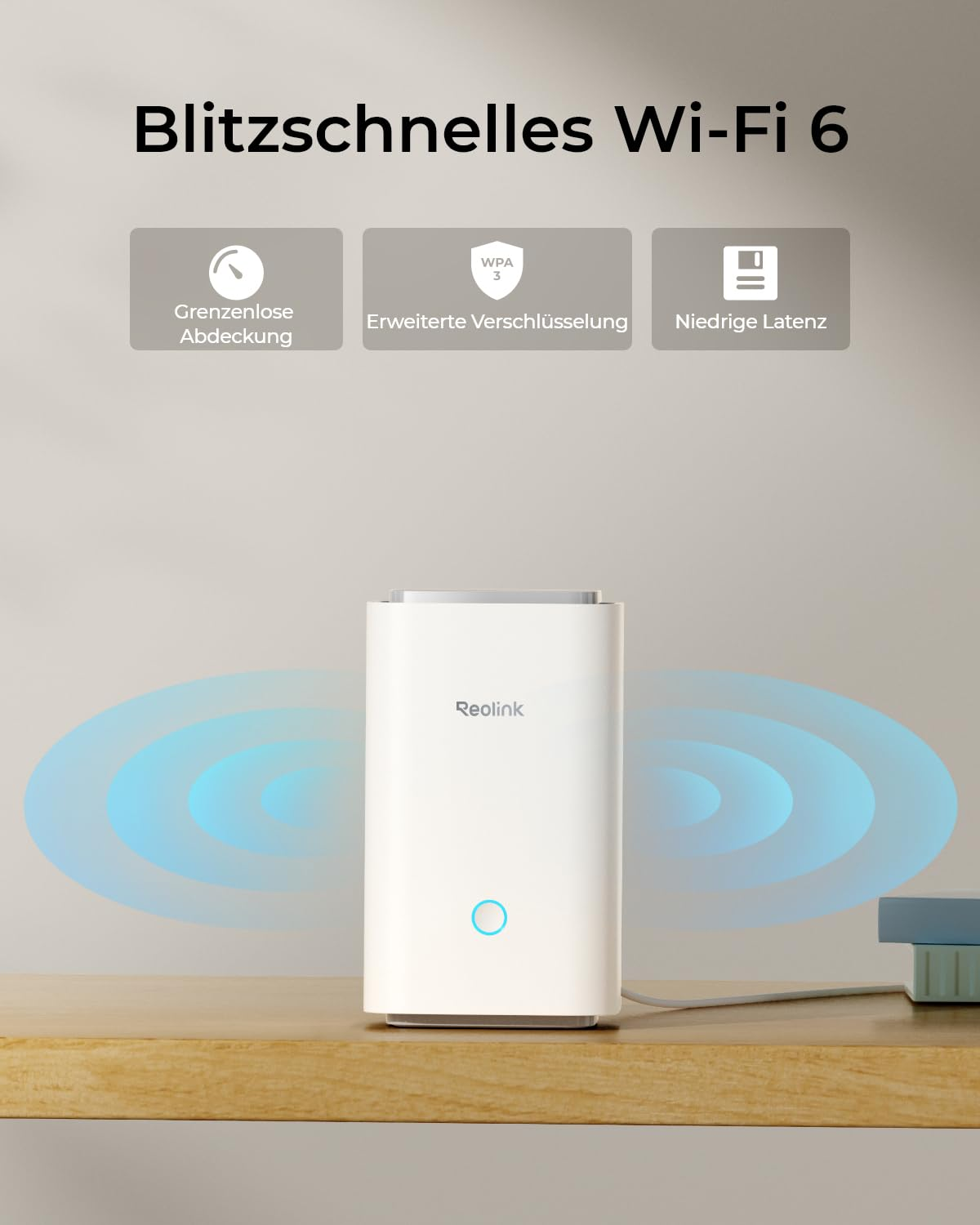 Un router Wi-Fi 6 Reolink bianco su una scrivania in legno con onde di segnale blu.