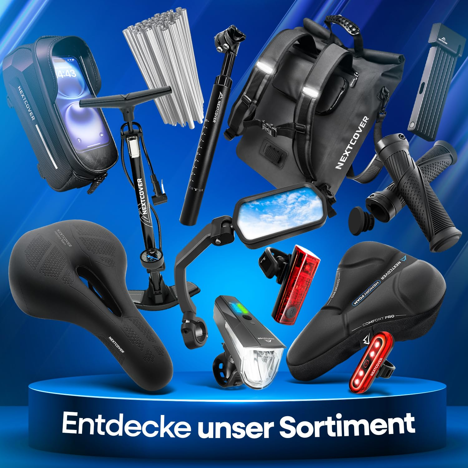 Vari accessori per biciclette tra cui selle, pompa e borse su sfondo blu.