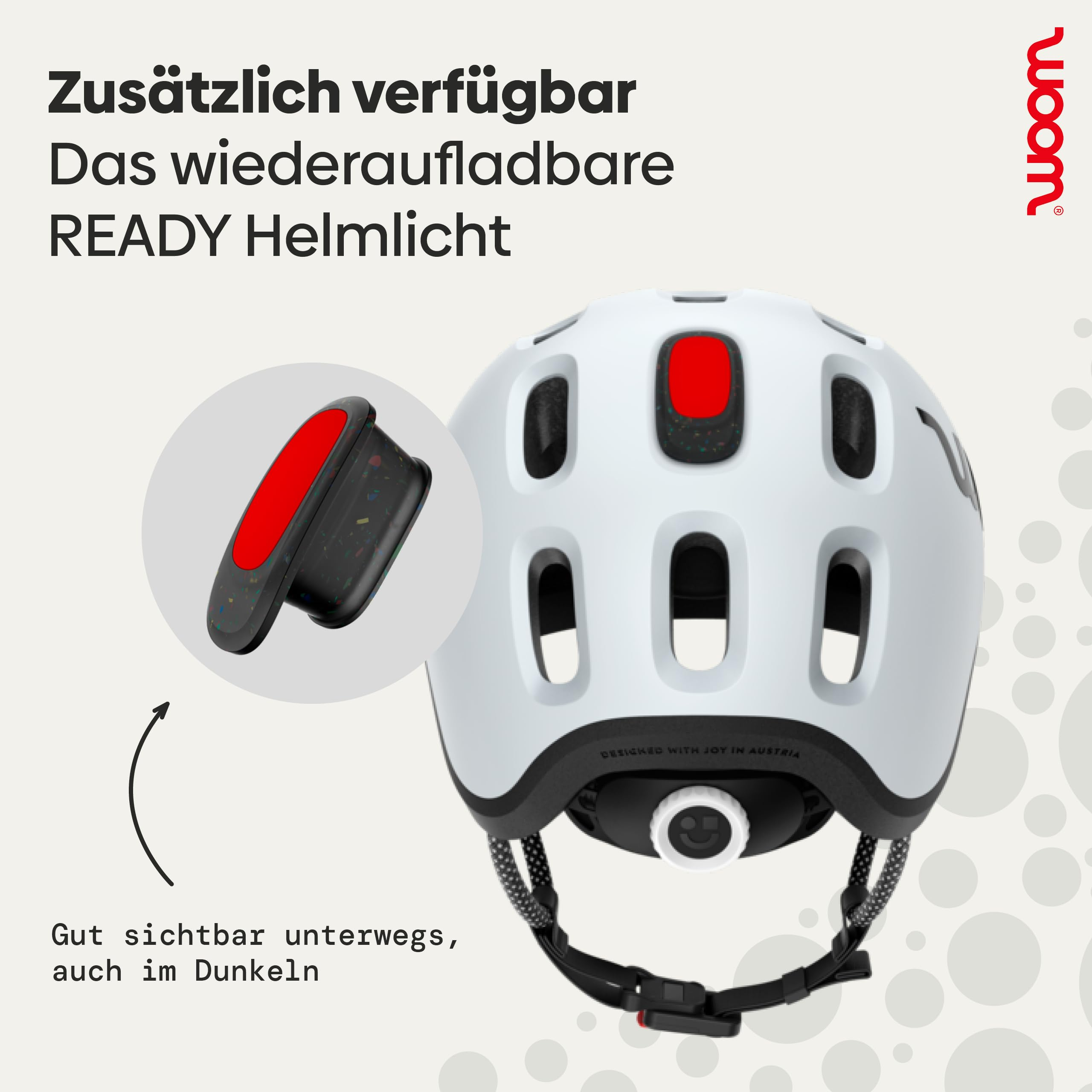 Weisser Fahrradhelm mit wiederaufladbarem rotem Licht auf hellgrauem Hintergrund mit deutschem Text.