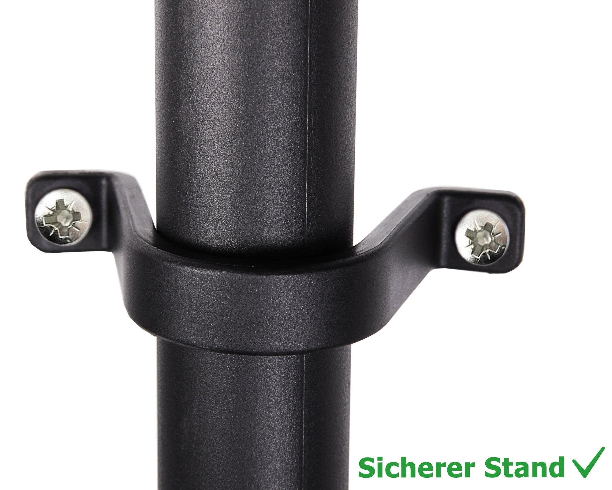 Eine schwarze Halterung fixiert ein rohrartiges Element mit zwei sichtbaren Schrauben vor weißem Hintergrund.