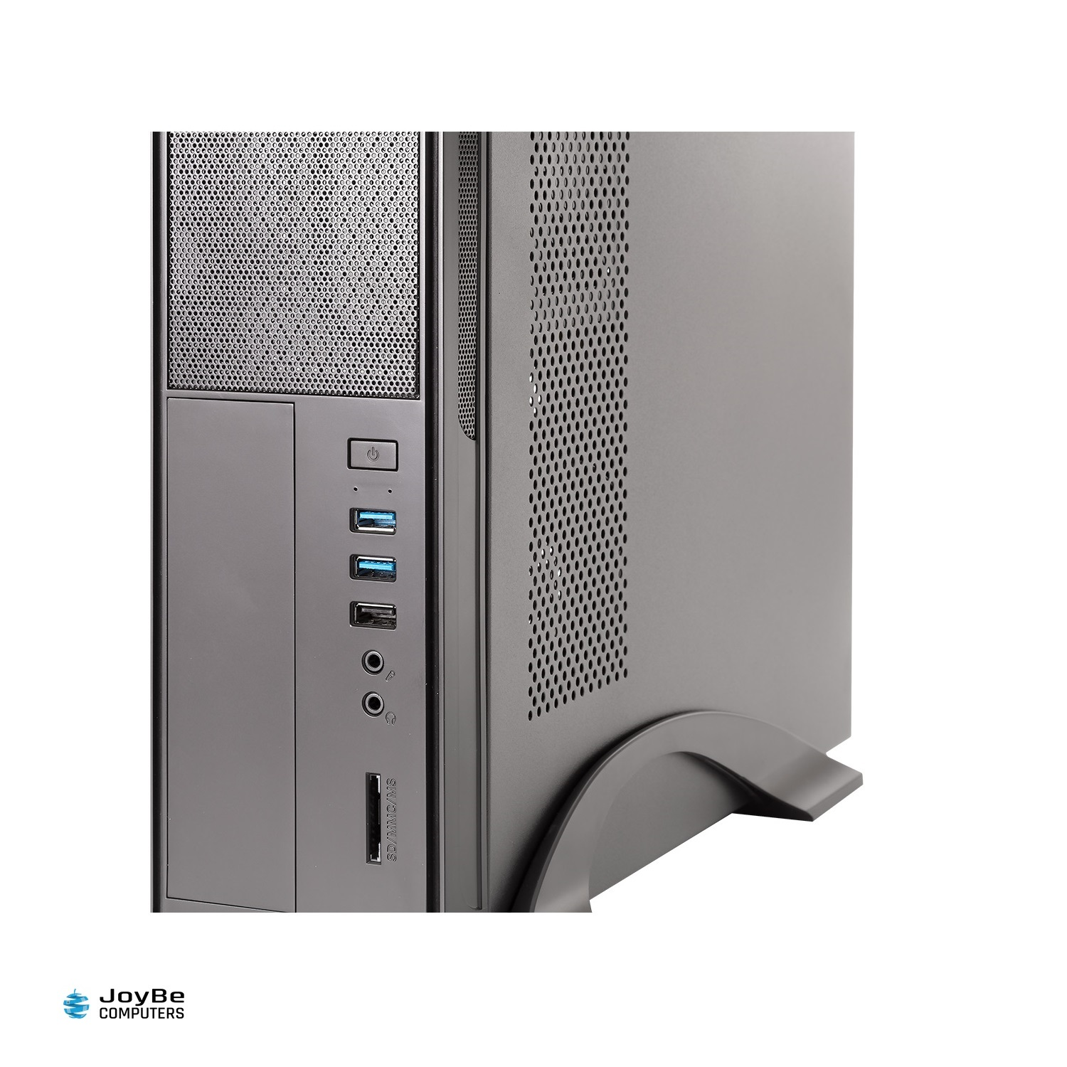 Primer plano del frente de la carcasa de la computadora gris con puertos USB, botón de encendido y rejilla.
