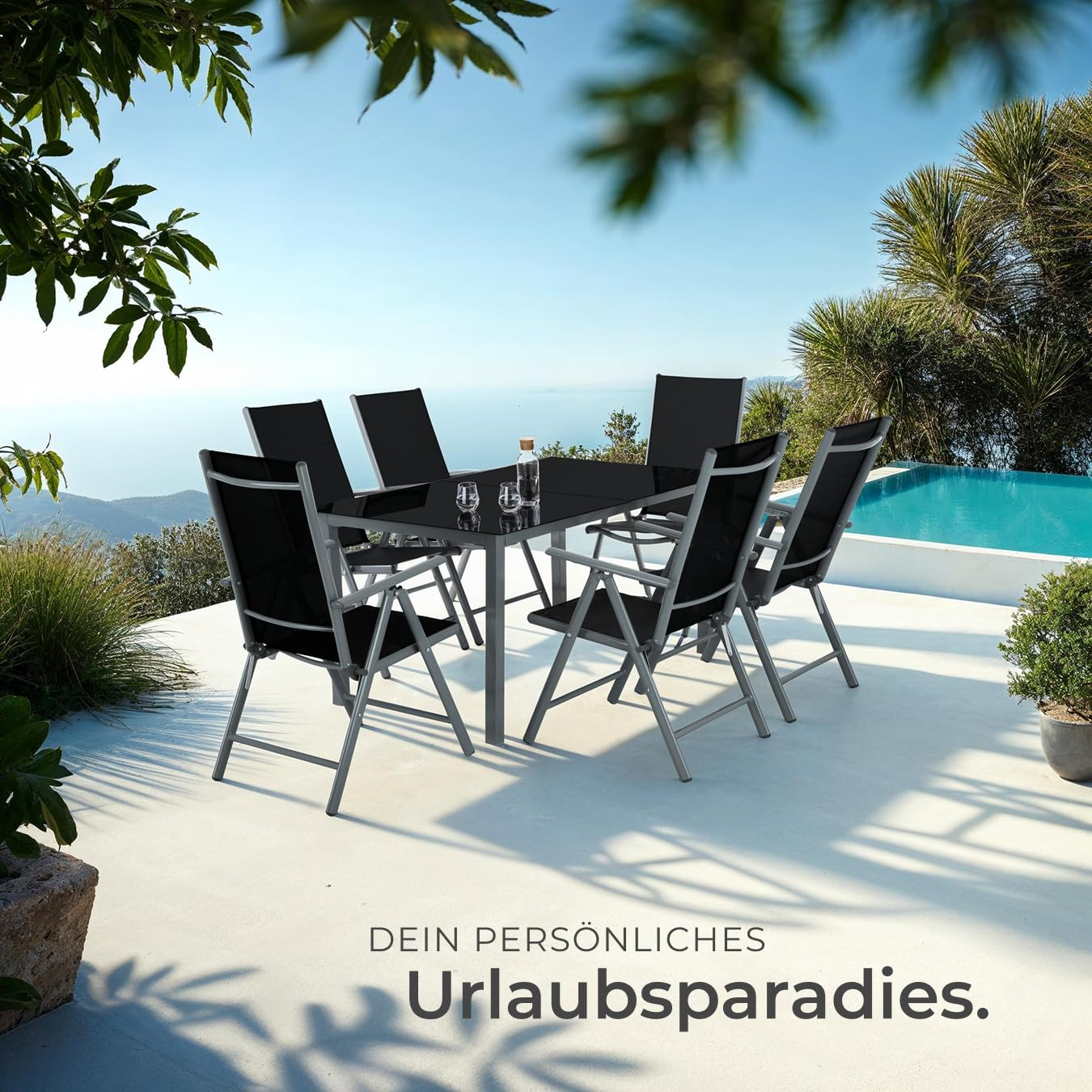 Moderne Esstischgruppe mit sechs schwarzen Stühlen auf einer Sonnenterrasse mit Blick auf das Meer und Pool.