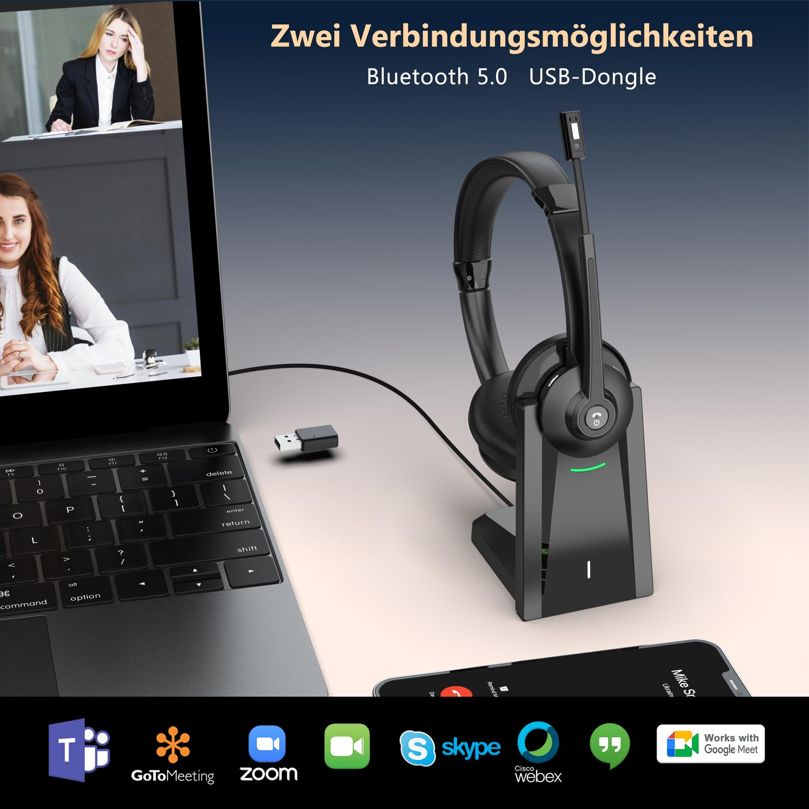 Schwarzes Headset auf Ladestation neben Laptop mit Videoanruf und USB-Dongle.
