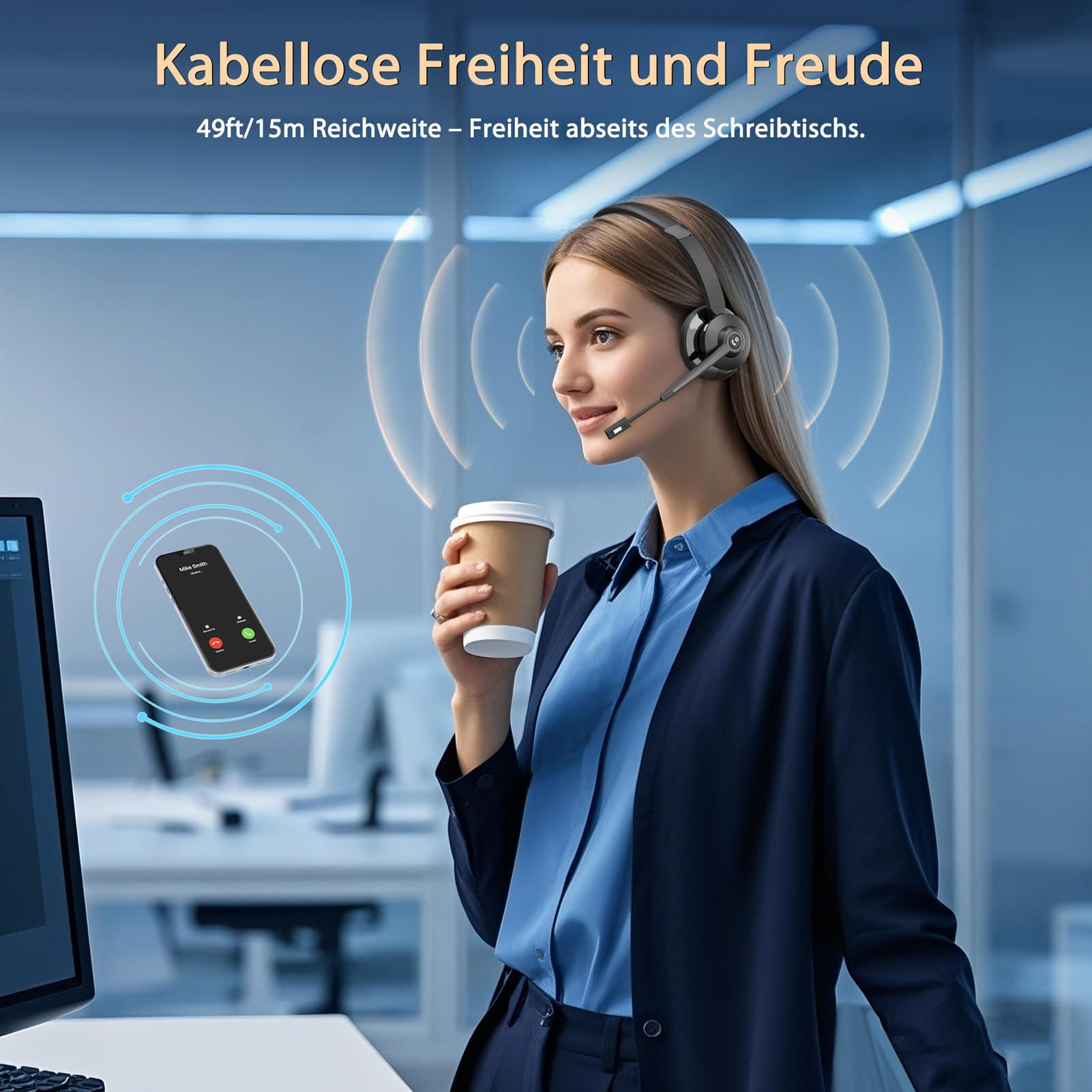 Frau mit kabellosem Headset hält einen Kaffeebecher in einem modernen Büro.