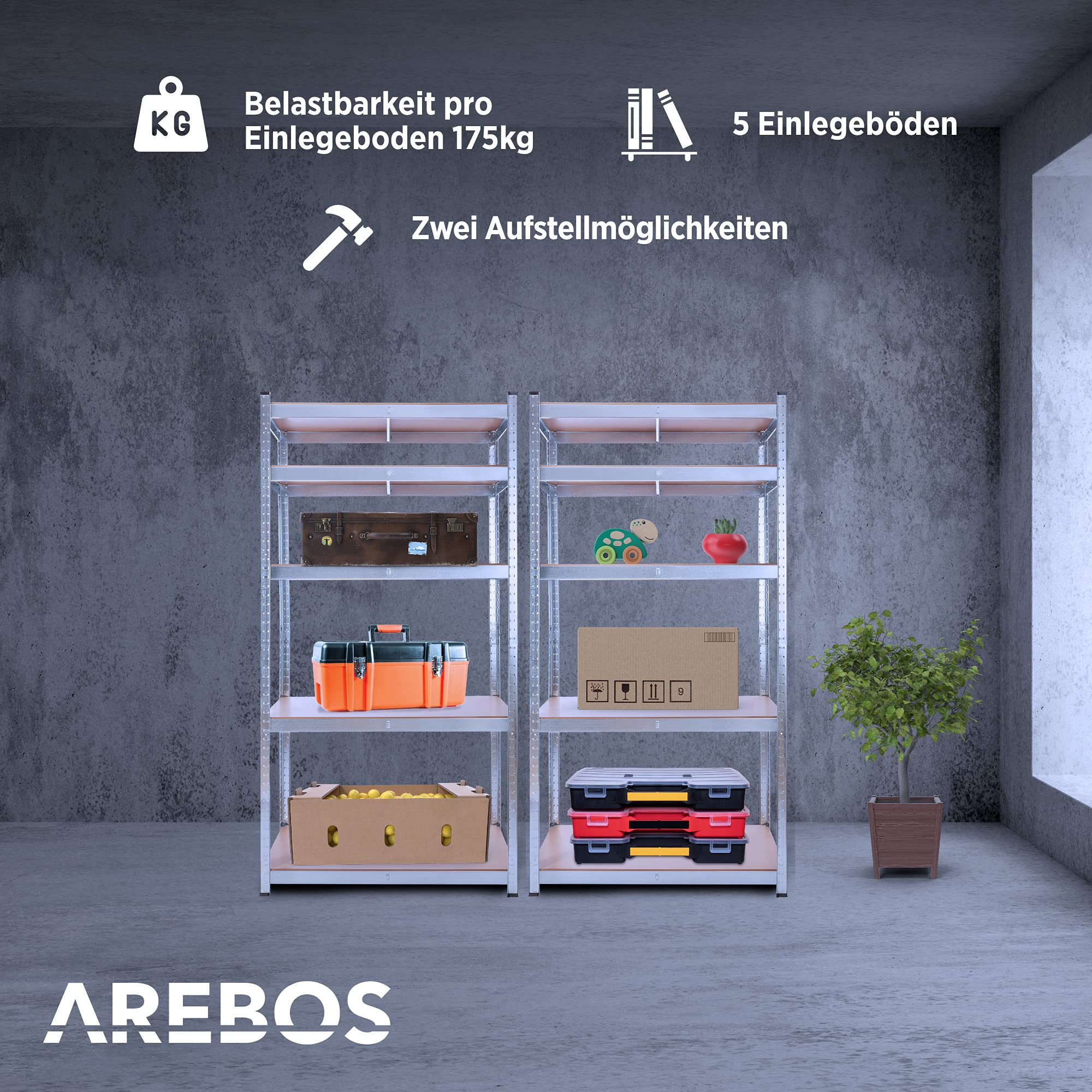 Zwei graue Regale mit Holzböden in einem Raum, beladen mit Werkzeugkisten, Kartons und Deko.