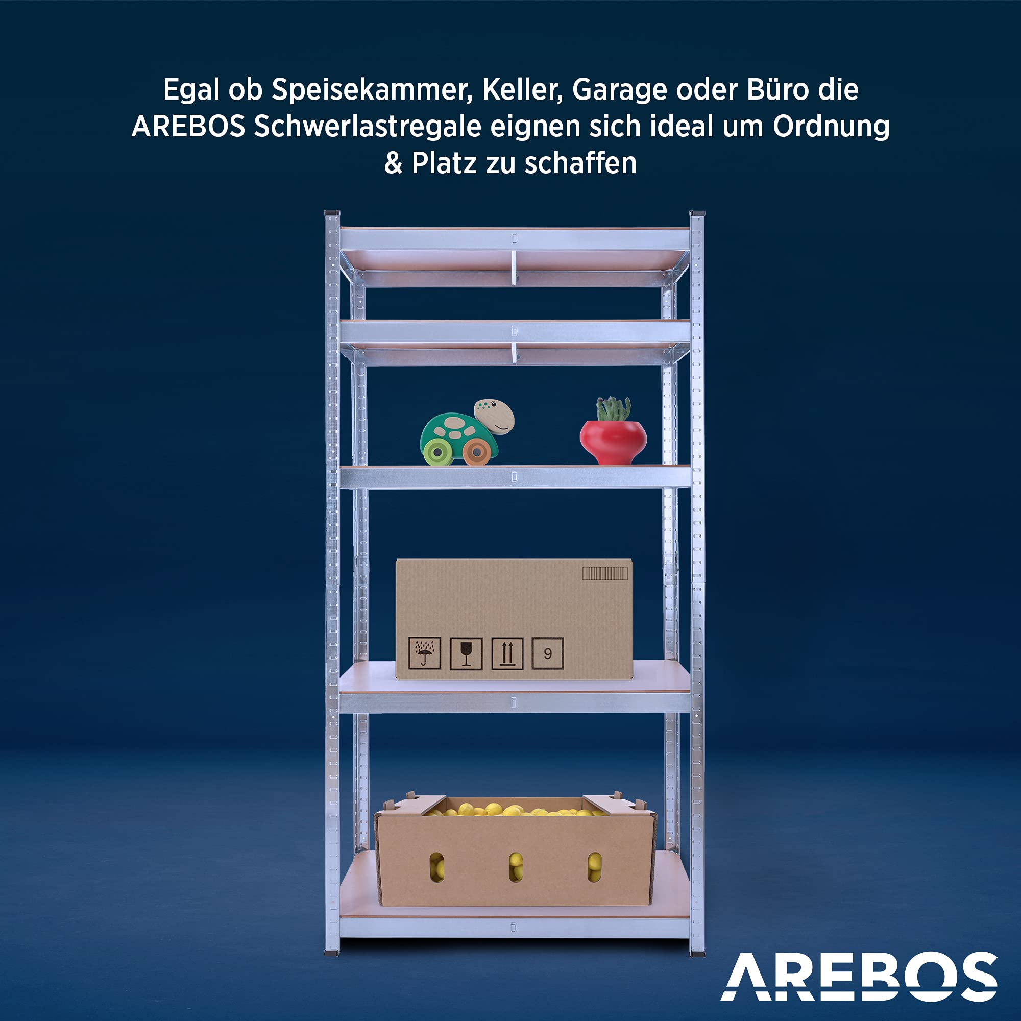 Ein Metallregal vor blauer Wand mit Spielzeug, einer Pflanze, einem Karton und einer Obstkiste.