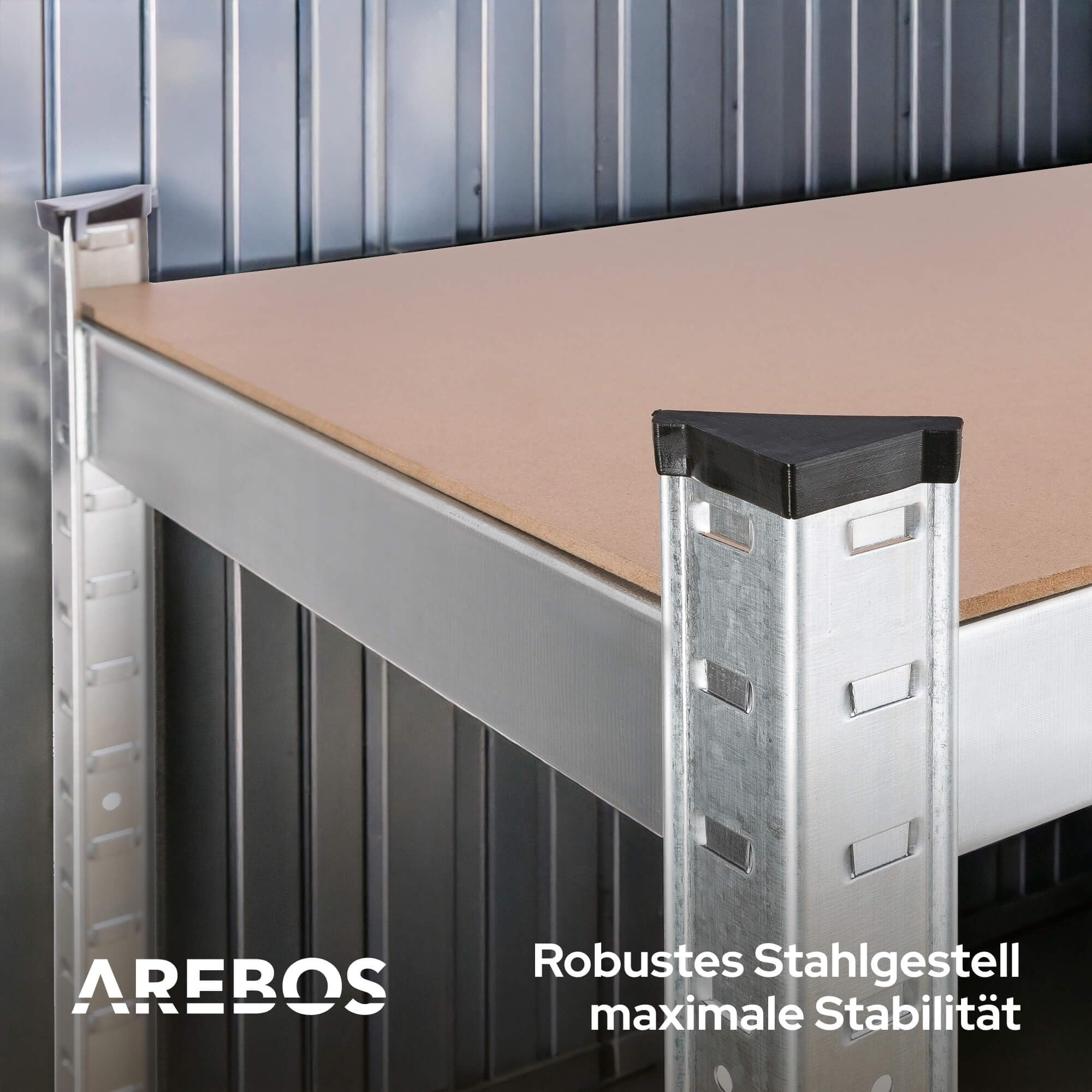 Stahlregal mit Holzplatte und schwarzem Eckschutz vor gerippter Wand.