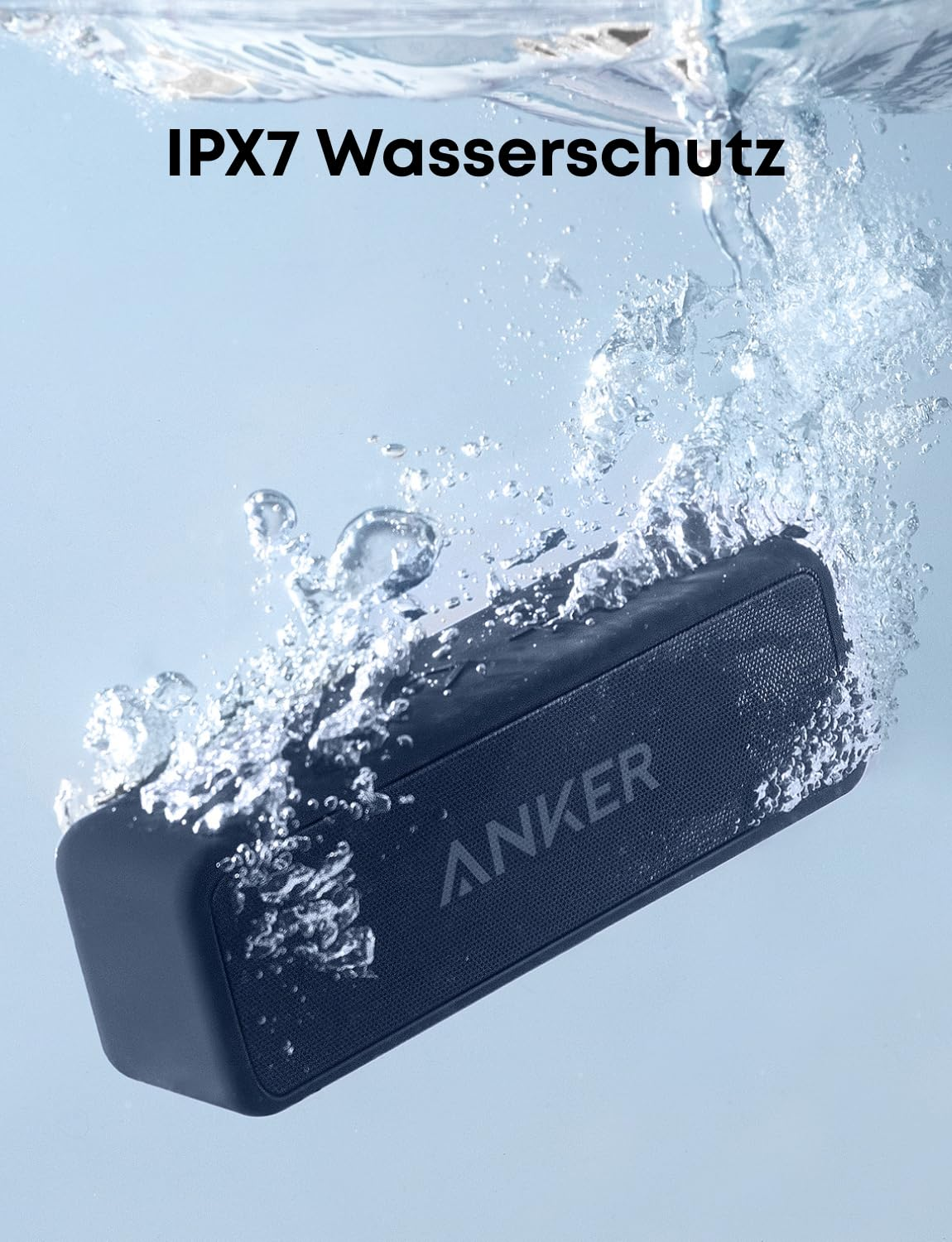 Une enceinte Anker bleue sous l'eau avec des bulles et le texte de protection contre l'eau IPX7.