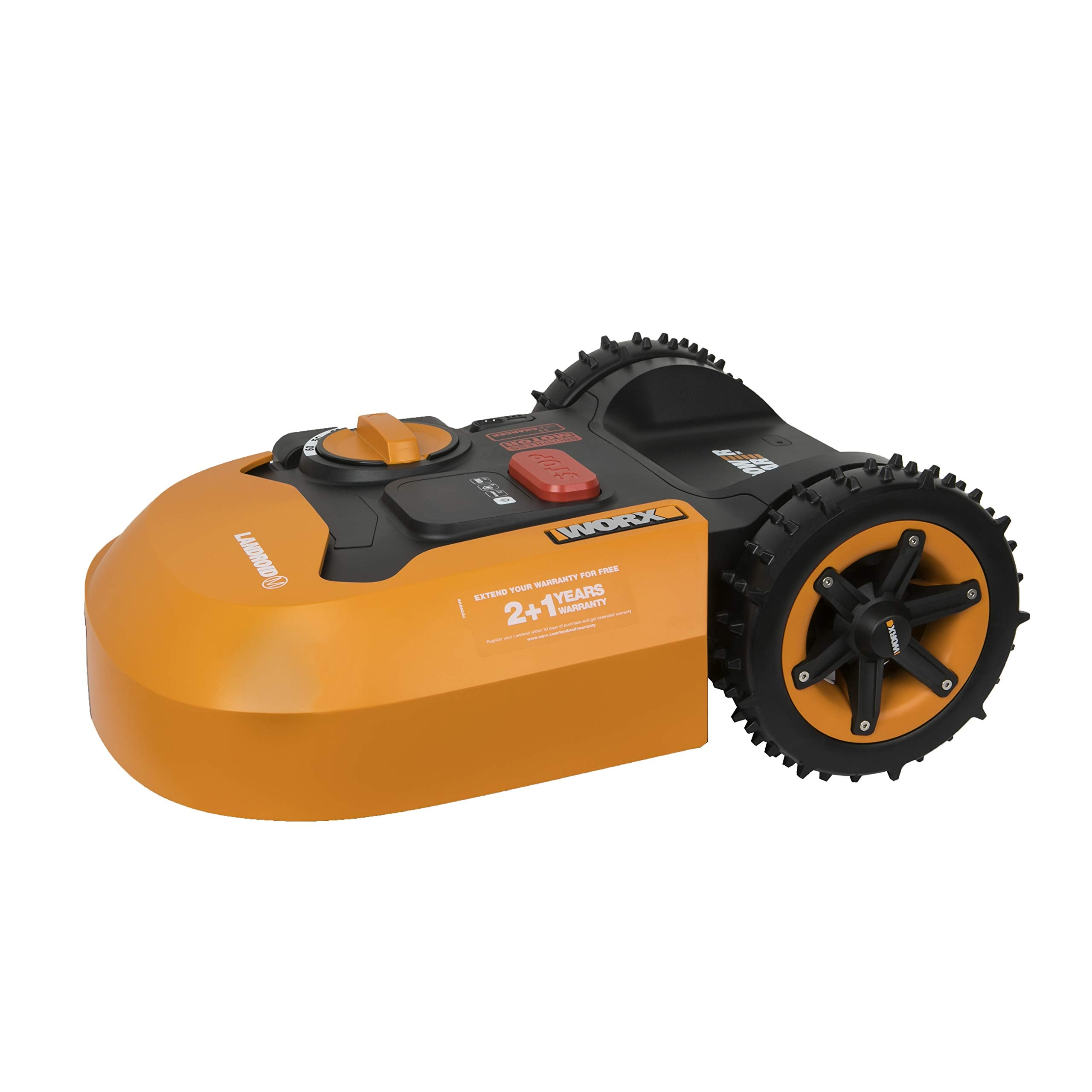 Ein orange-schwarzer Worx Landroid Mähroboter steht auf weißem Hintergrund.