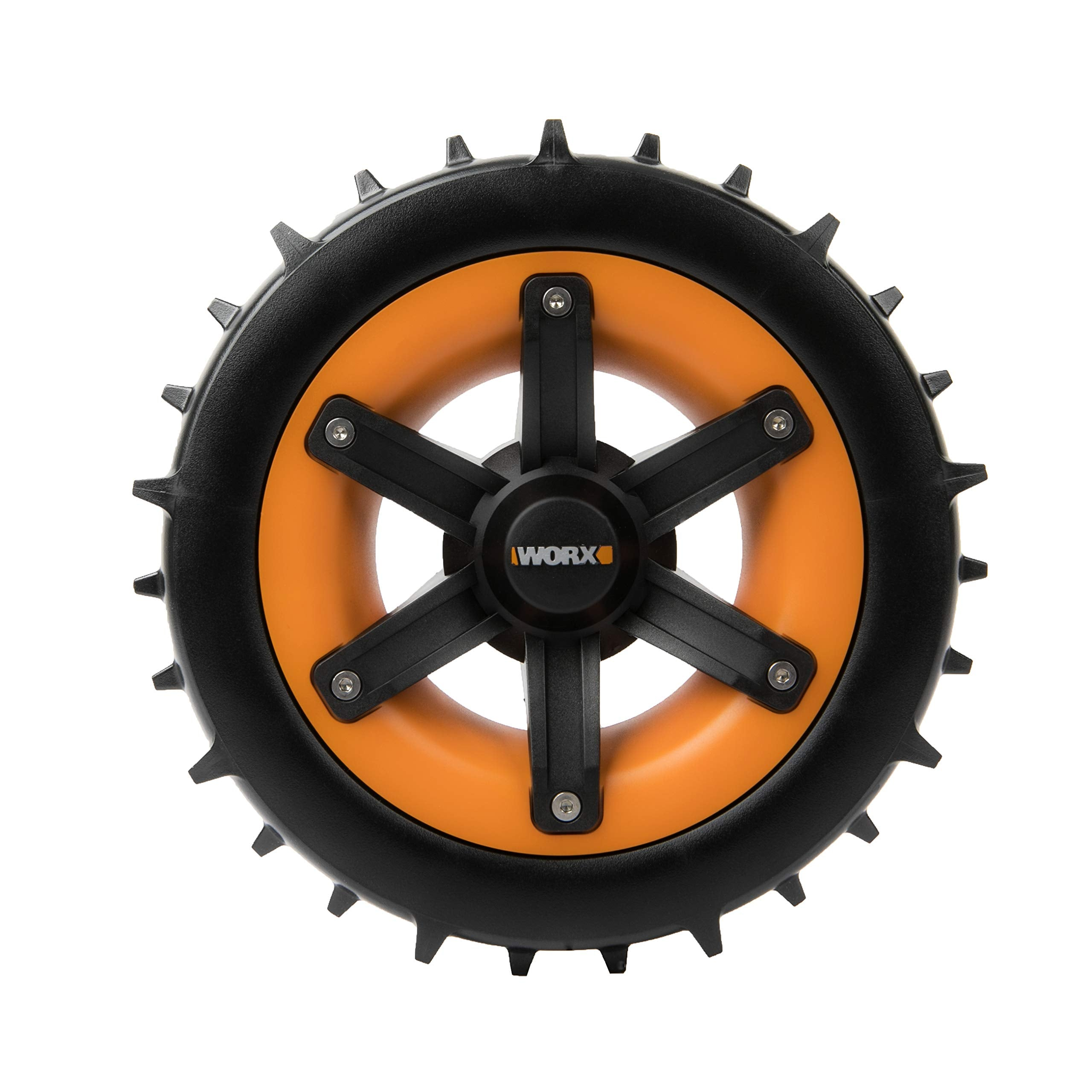 Ein schwarz-orangenes Worx Mähroboter-Rad mit Stacheln auf dem Profil und einer sechsspeichigen schwarzen Felge.