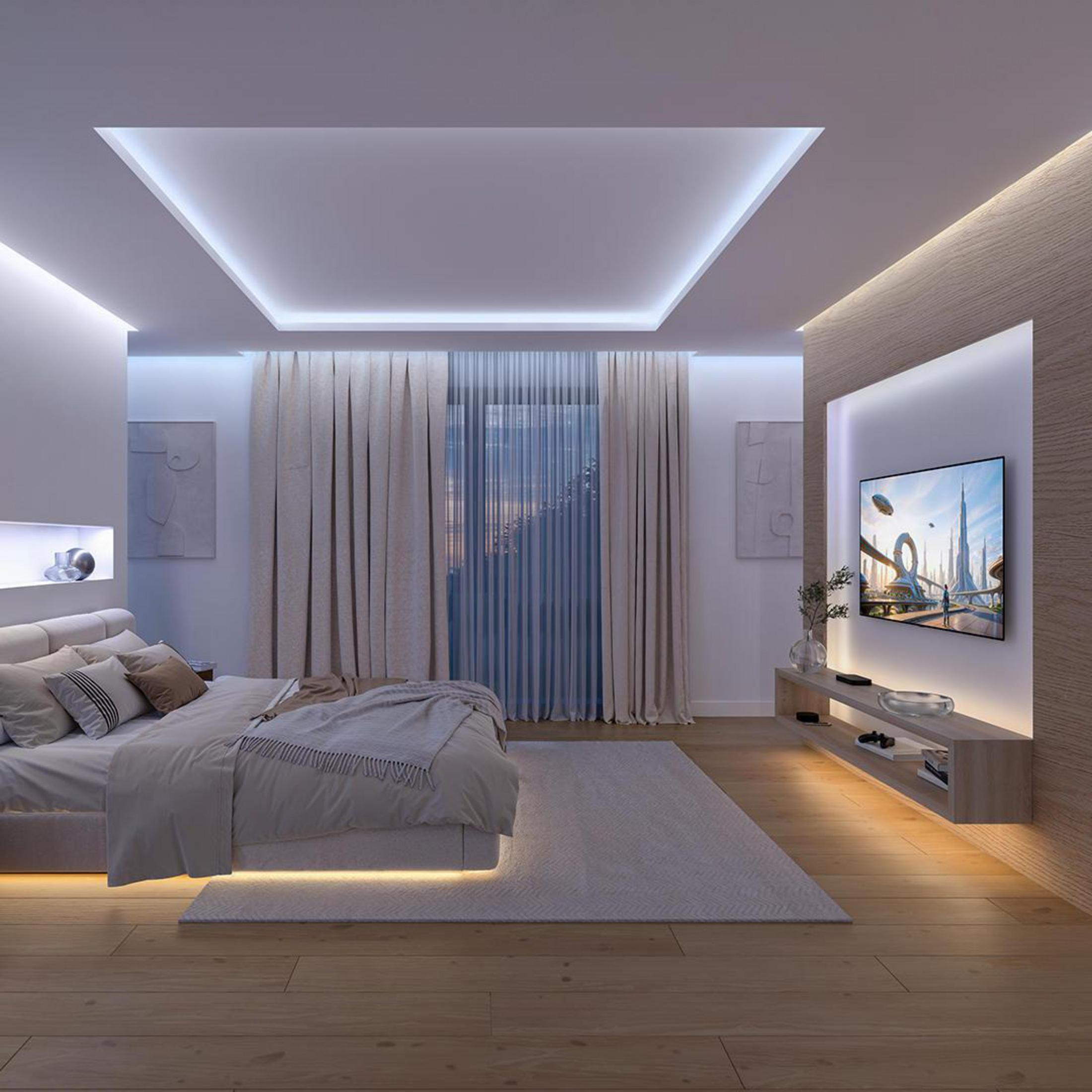 Lussuosa camera da letto con illuminazione ambientale, pavimenti in legno, un grande letto e TV a parete.