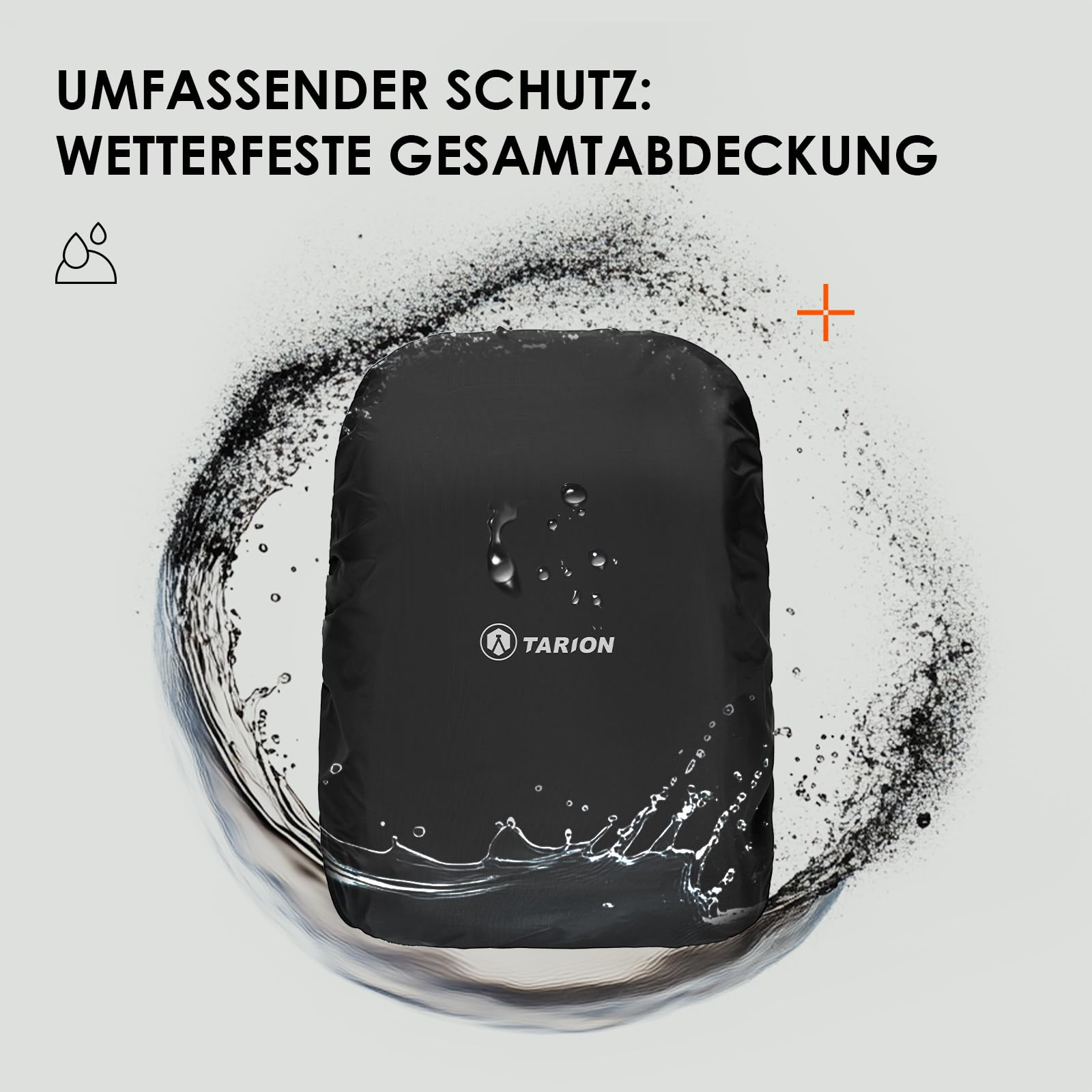 Ein schwarzer Rucksack mit Regenschutz in einem Strudel aus Wasser und Spritzern.