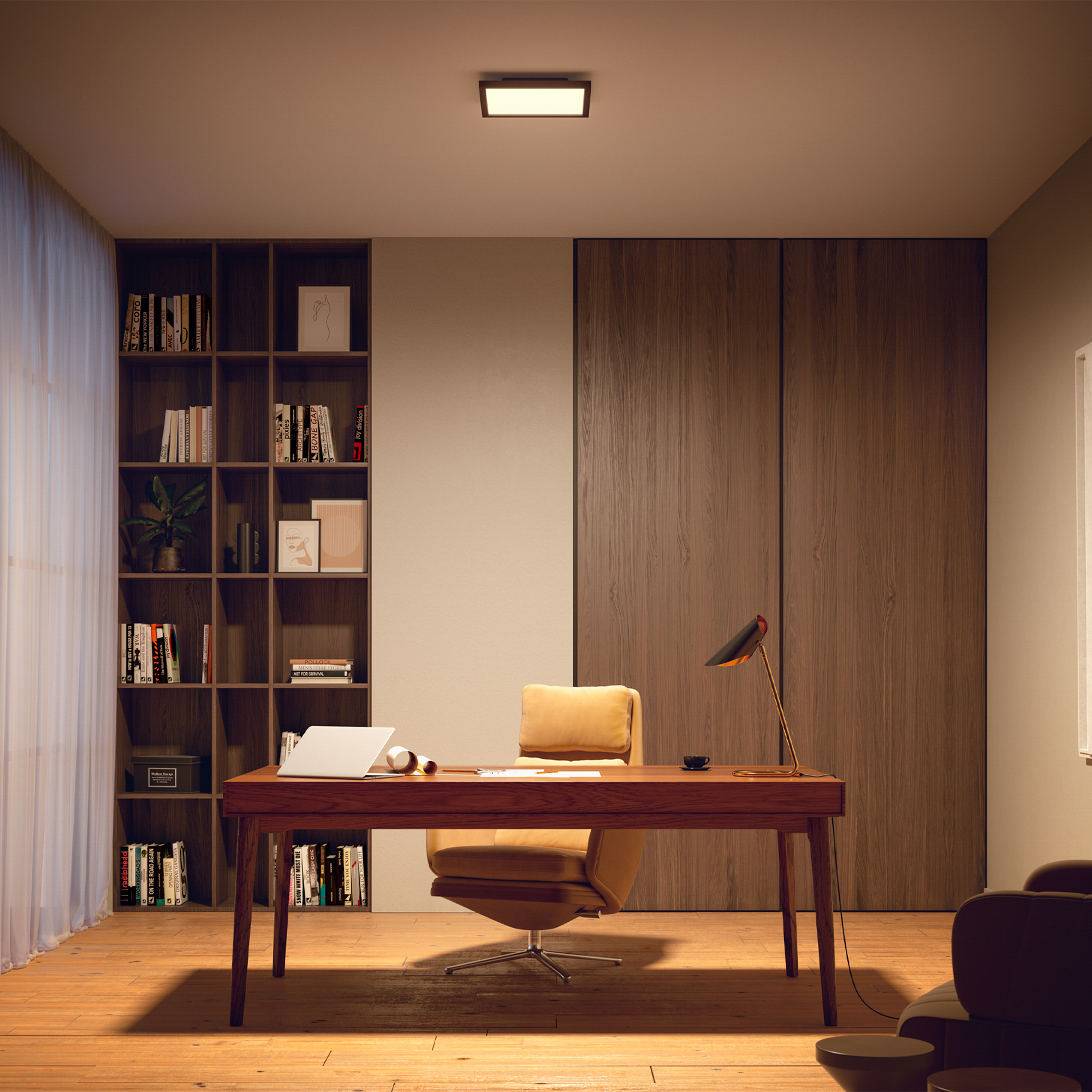 Moderno home office con scrivania in legno, sedia gialla, libreria e armadio a muro in legno.