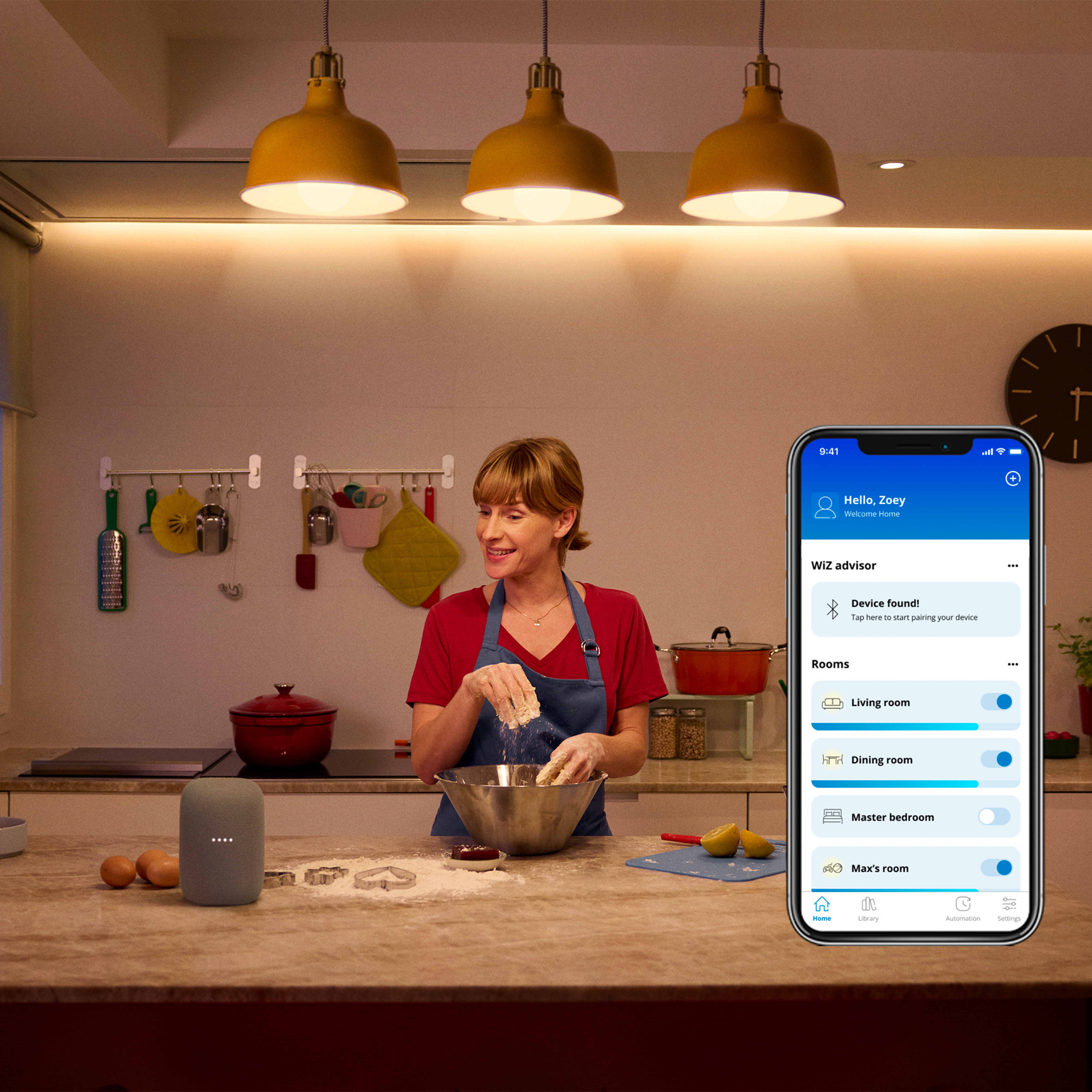 Una donna mescola l'impasto in cucina accanto a uno smartphone con un'app.