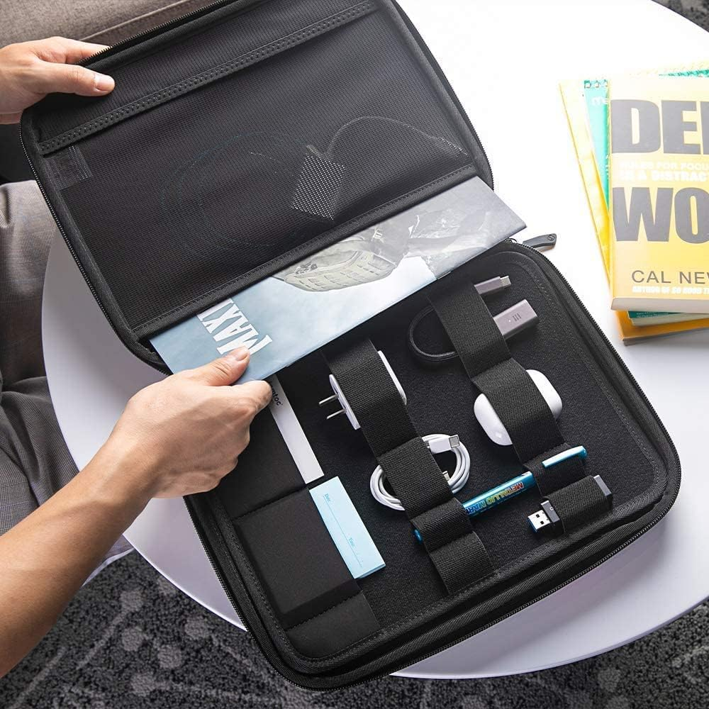 Eine offene schwarze Elektroniktasche mit organisierten Kabeln, Ladegeräten, Kopfhörern und einer Zeitschrift.