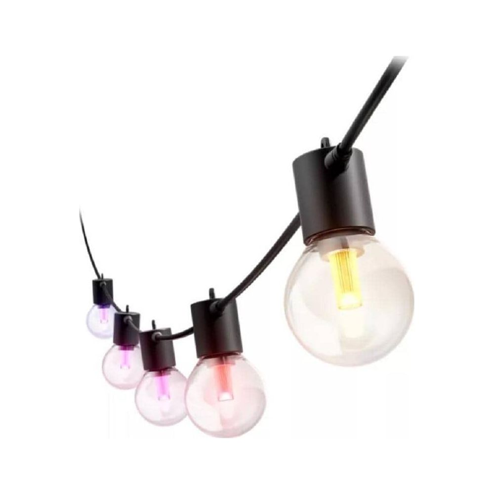 Una catena di luci da esterno con grandi lampadine trasparenti che brillano di giallo, rosso e viola.