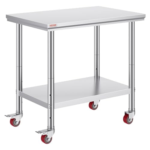 Une table de travail en acier inoxydable à deux niveaux et quatre roues rouges sur fond blanc.